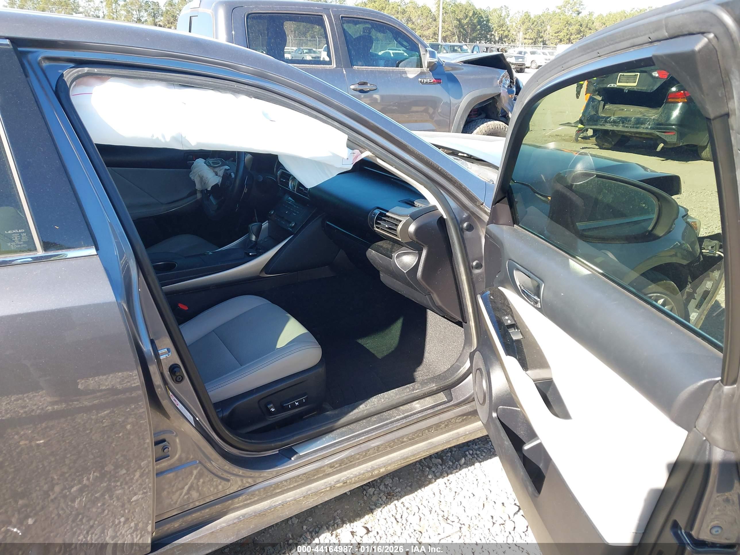 LEXUS IS image 5