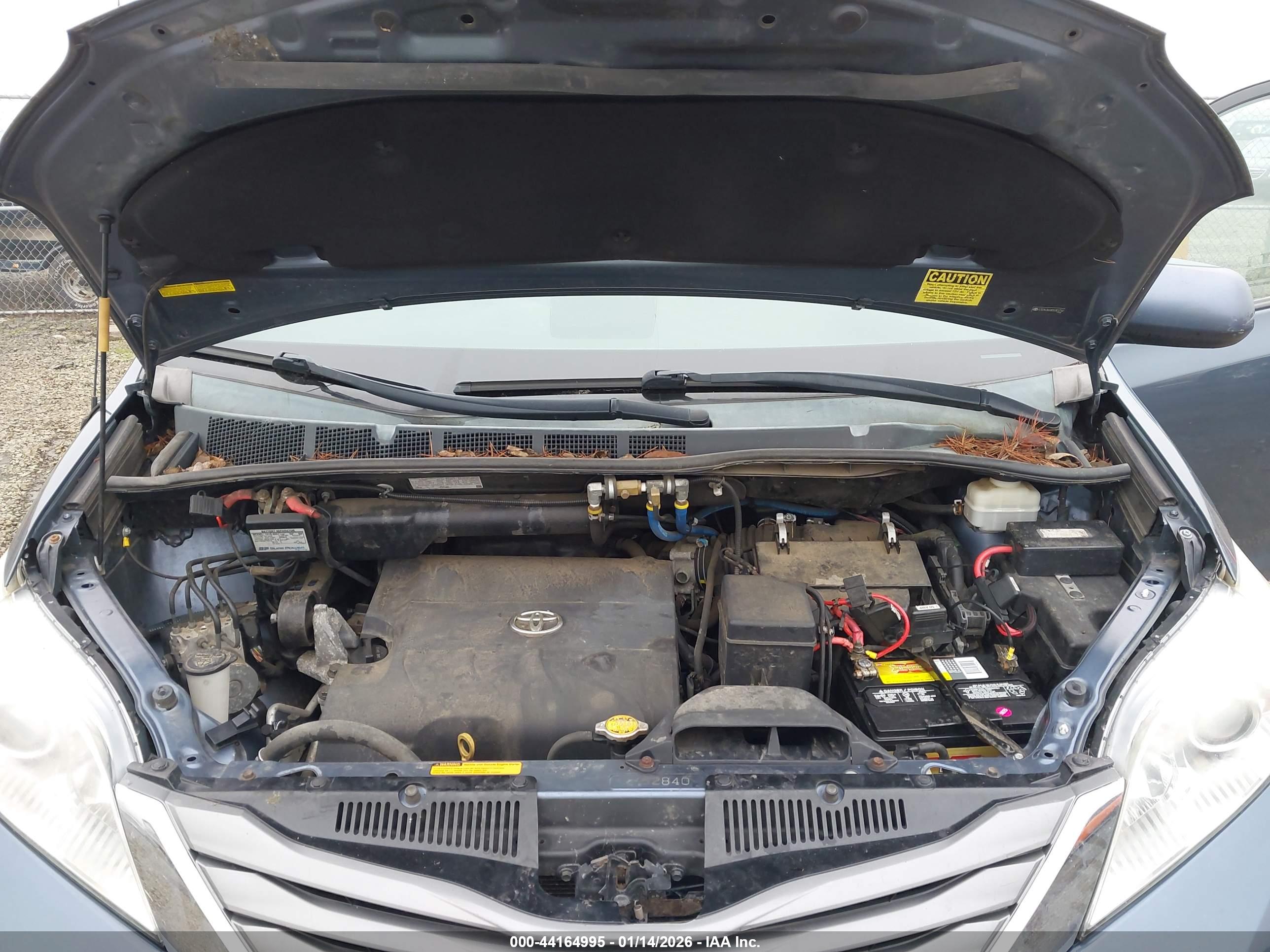 TOYOTA SIENNA image 10