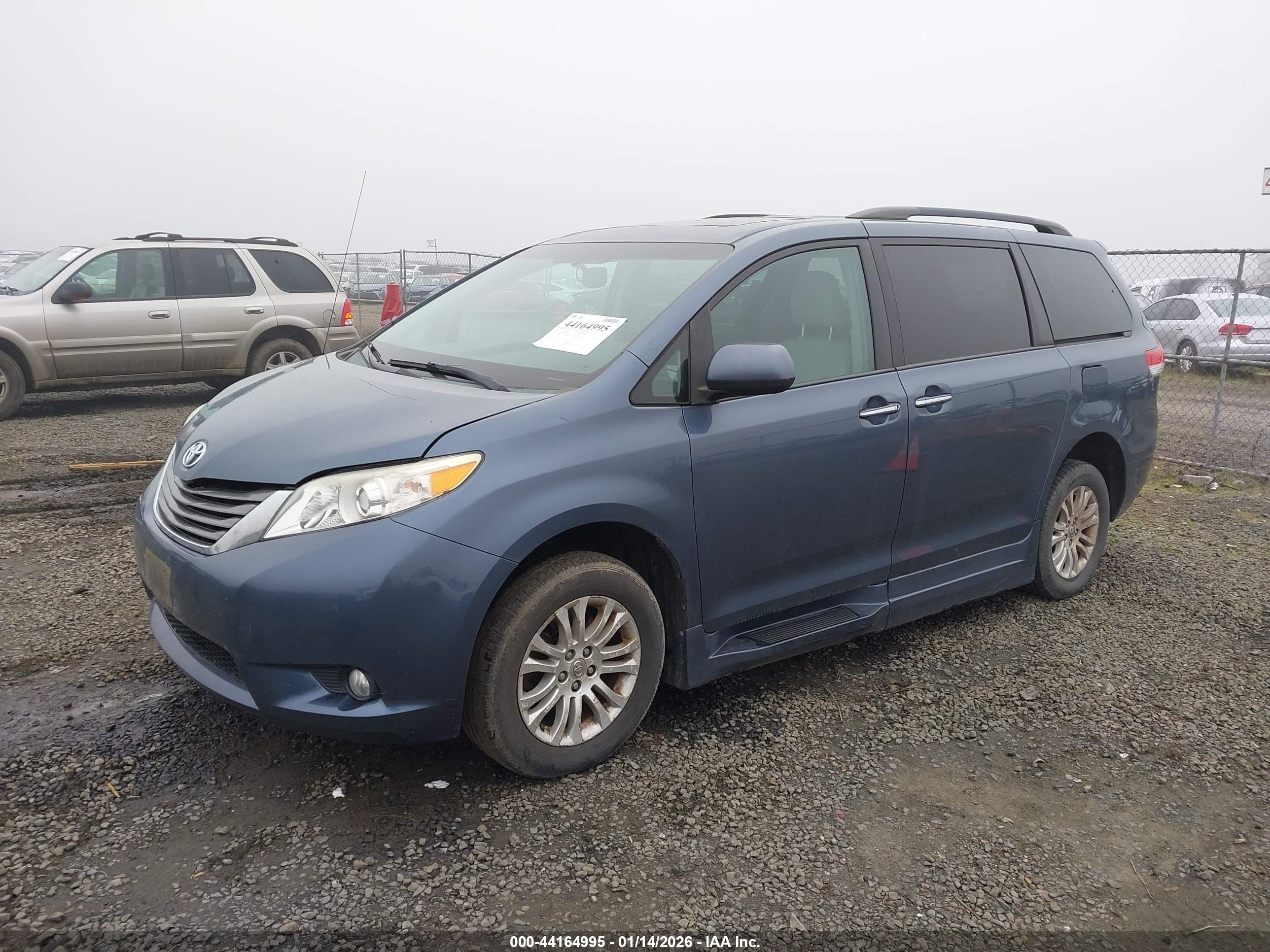 TOYOTA SIENNA image 2