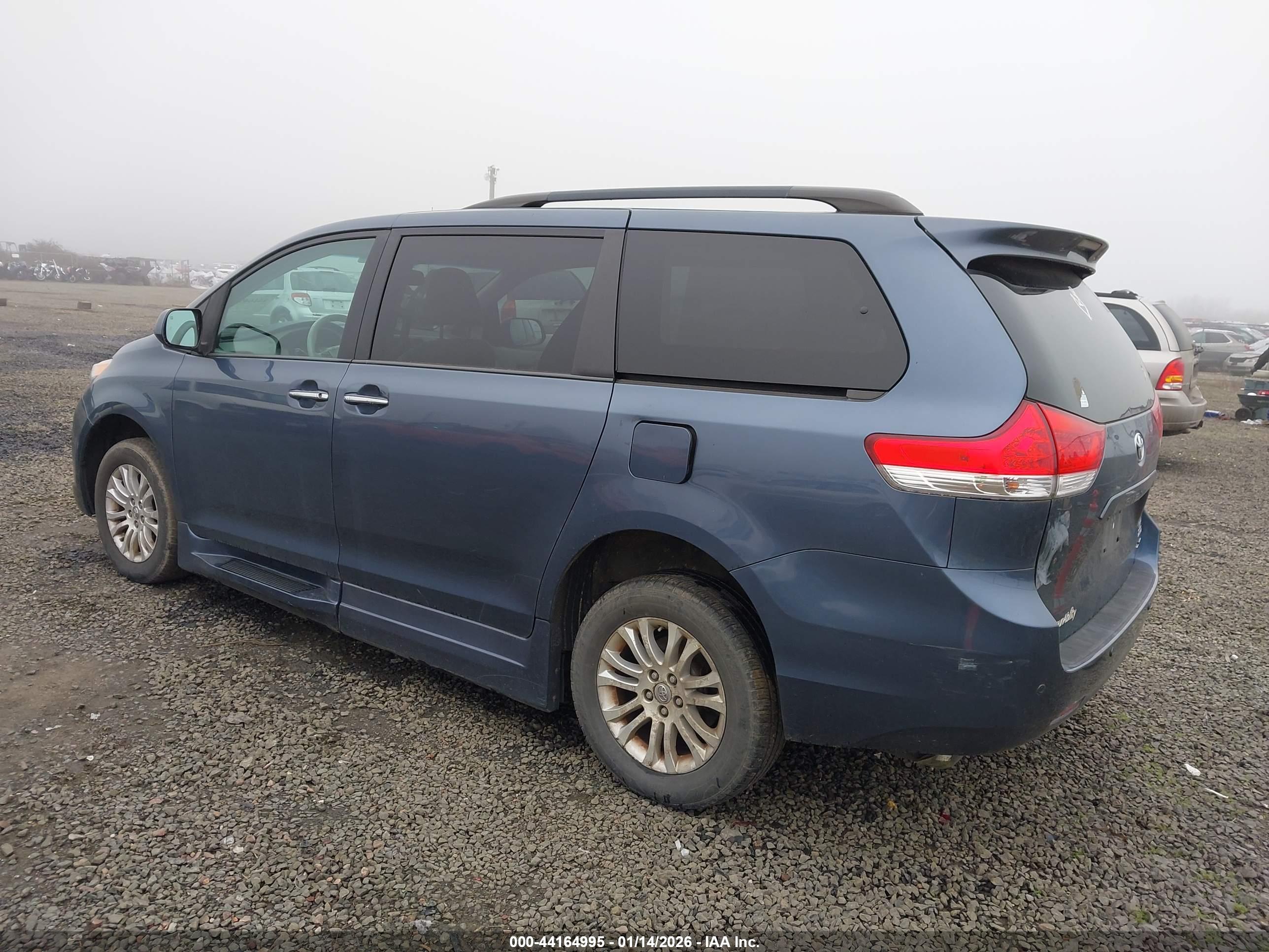 TOYOTA SIENNA image 3