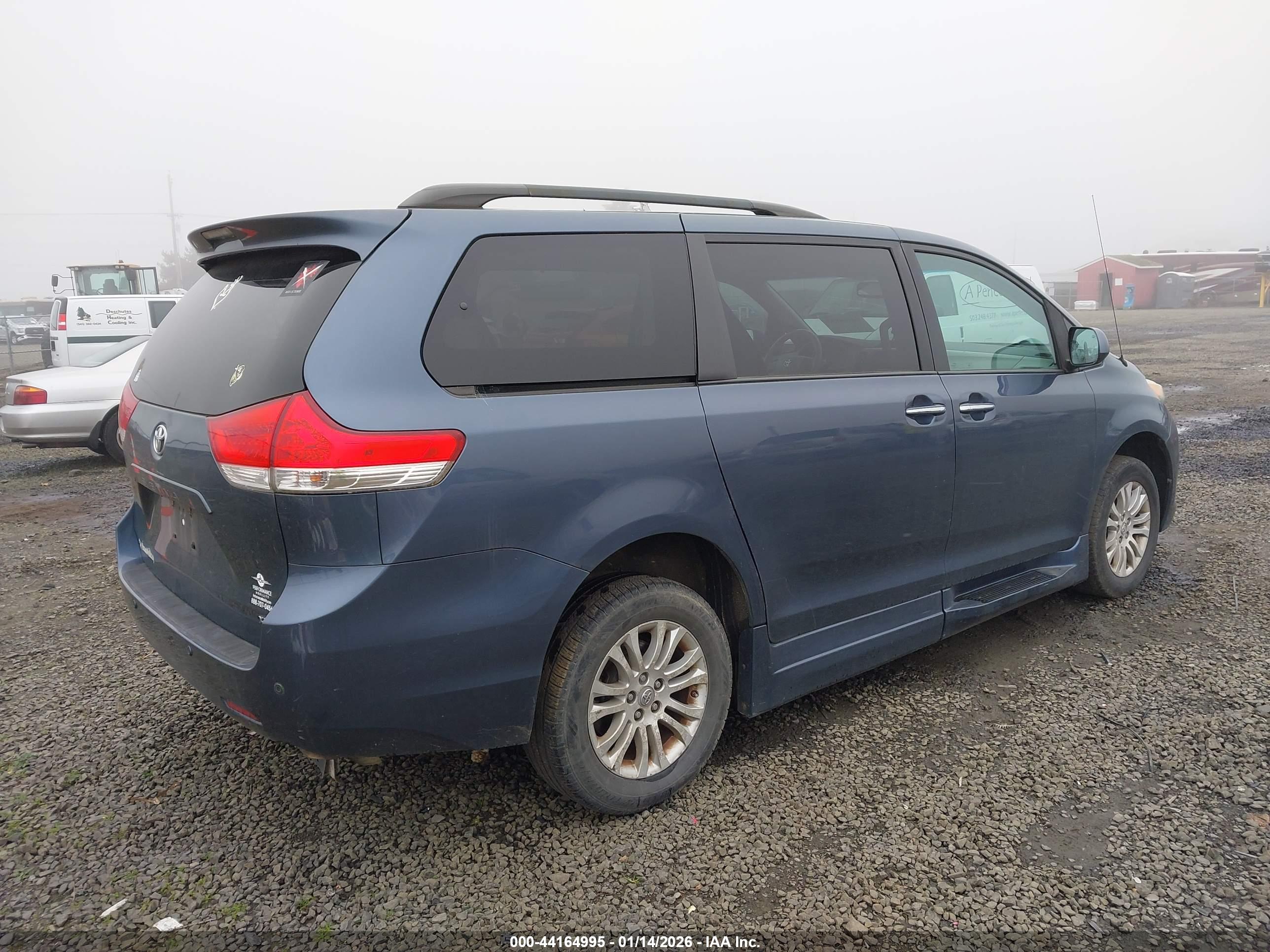 TOYOTA SIENNA image 4