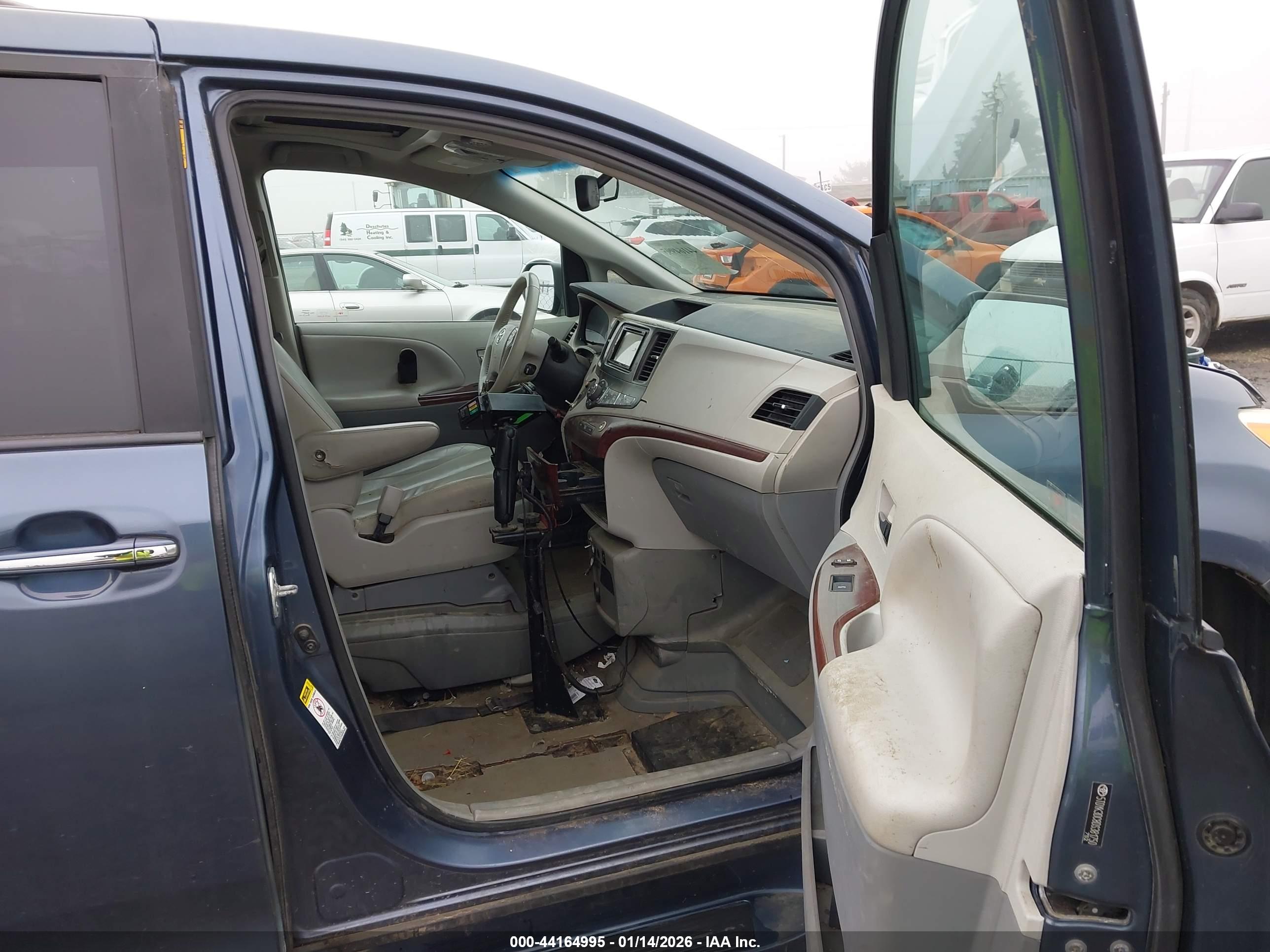 TOYOTA SIENNA image 5