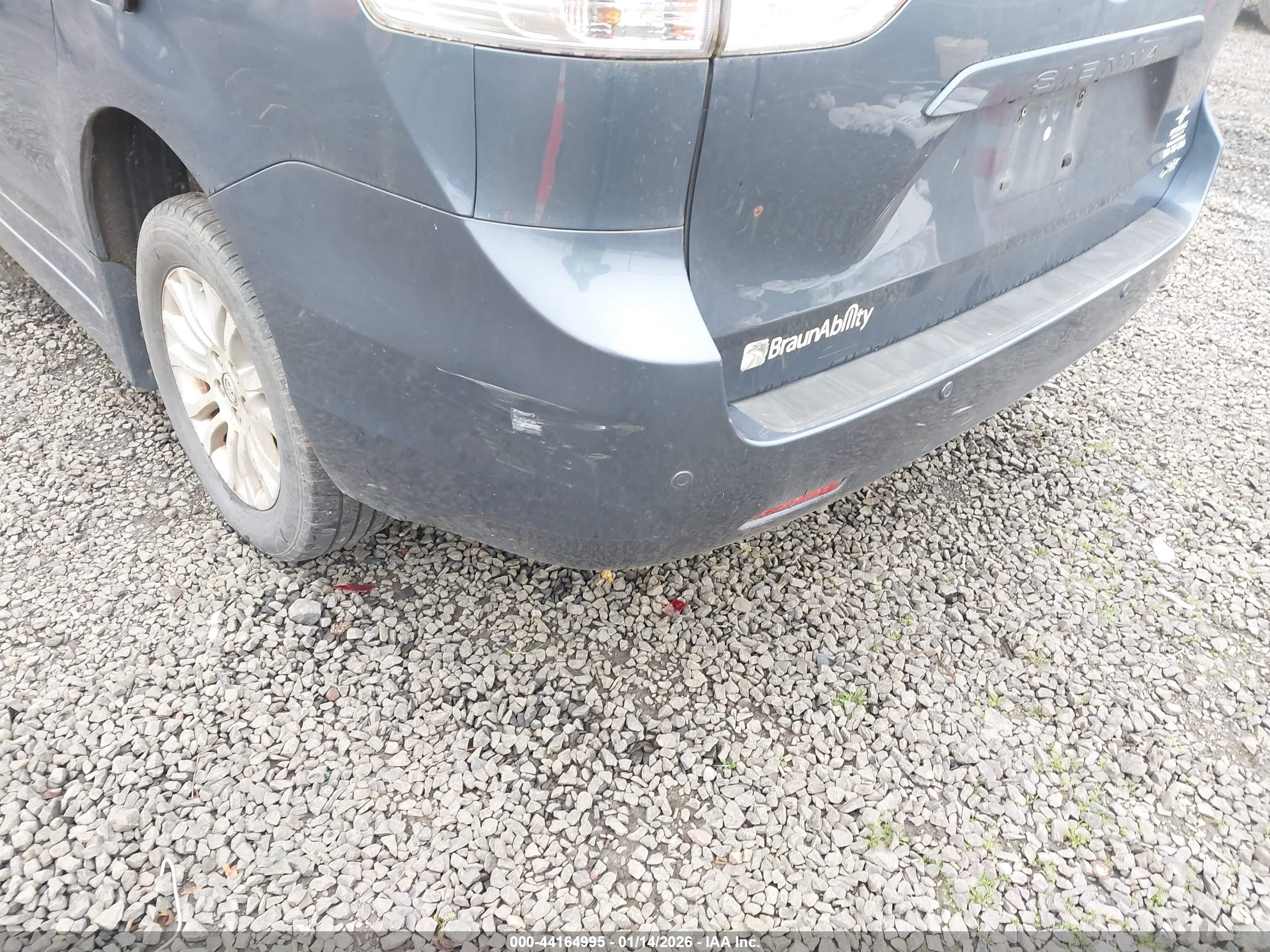 TOYOTA SIENNA image 6