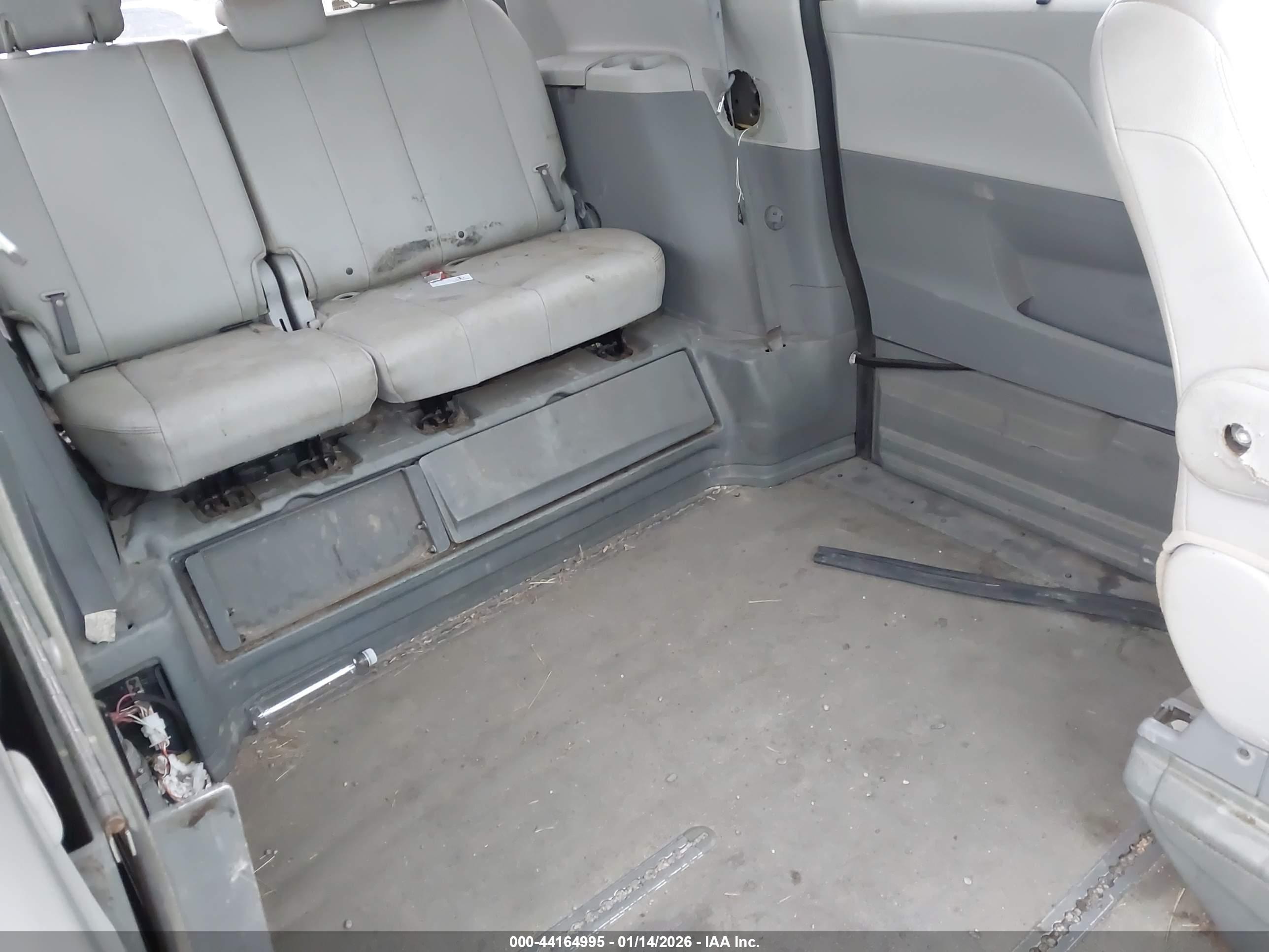 TOYOTA SIENNA image 8