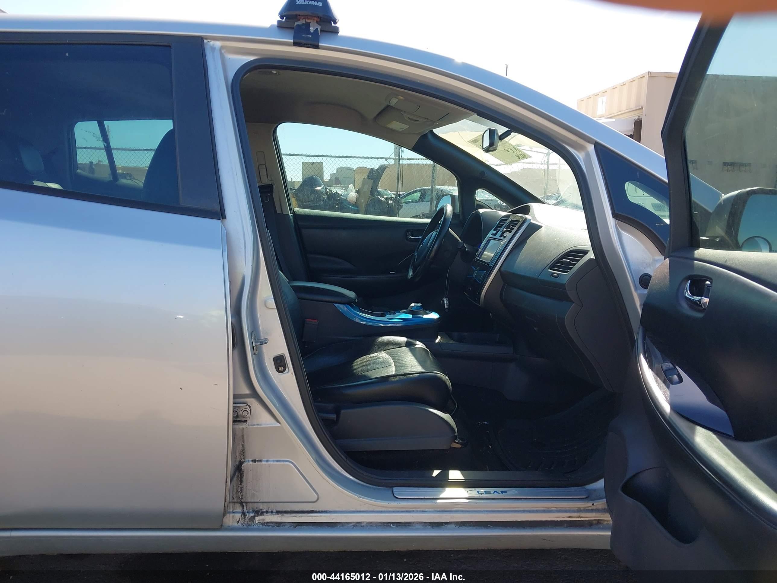 NISSAN LEAF image 5
