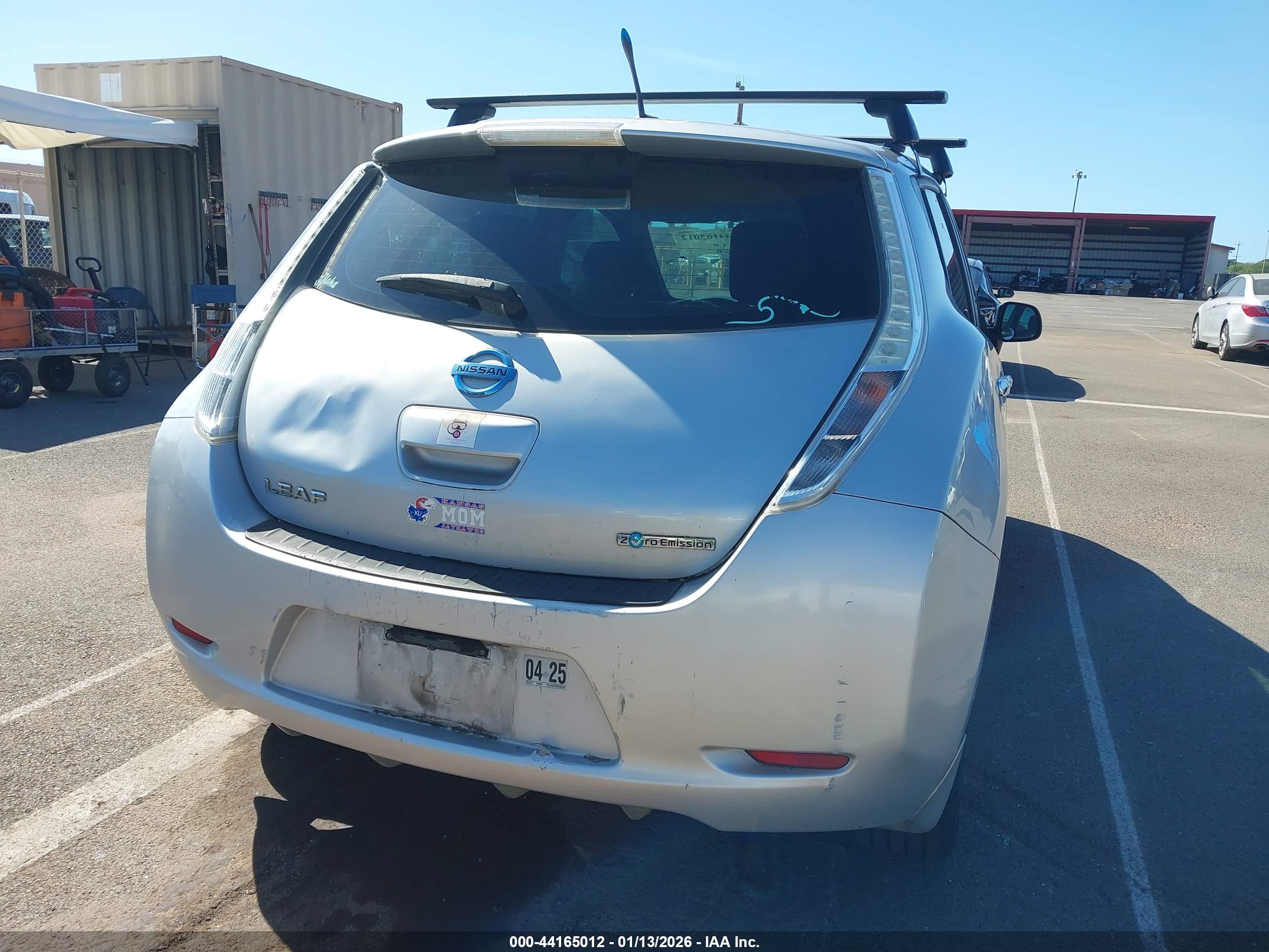 NISSAN LEAF image 6