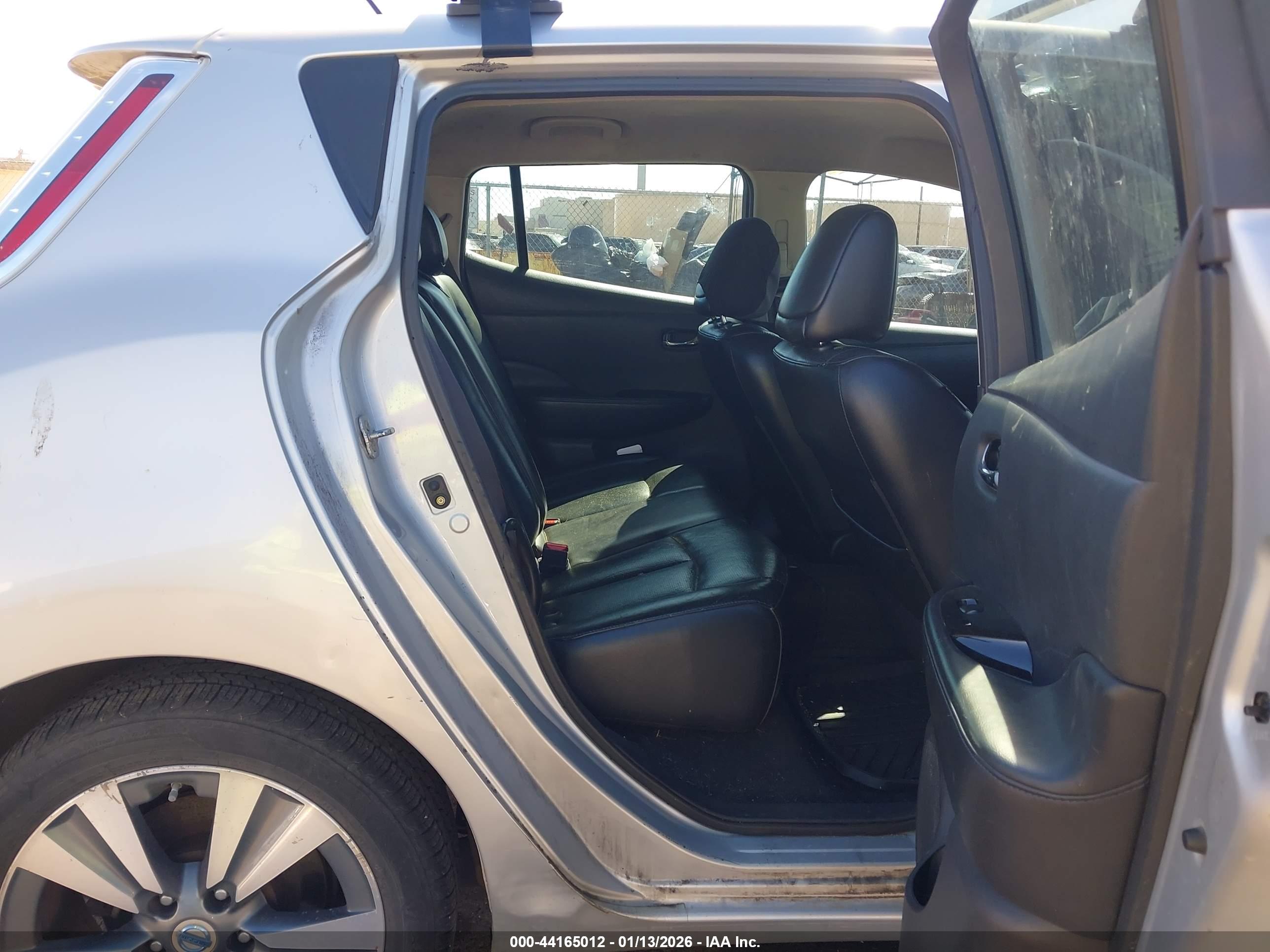 NISSAN LEAF image 8
