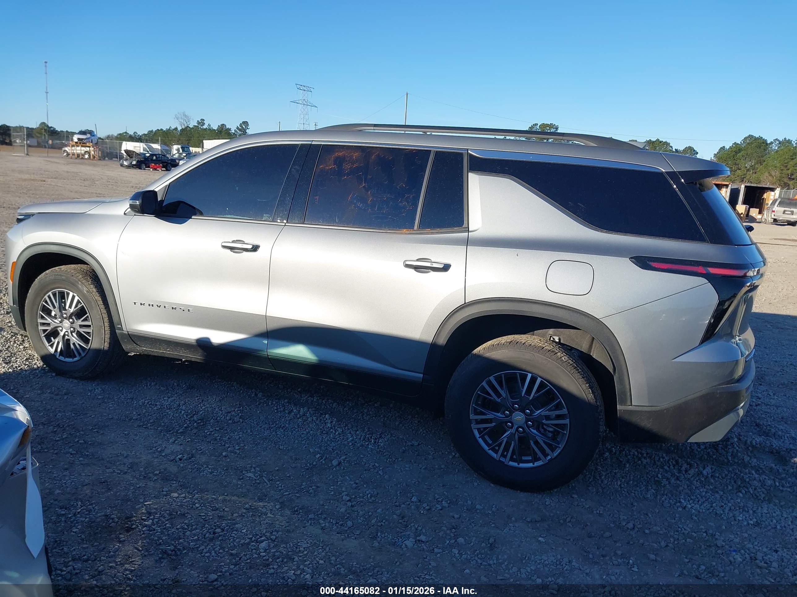 CHEVROLET TRAVERSE image 3