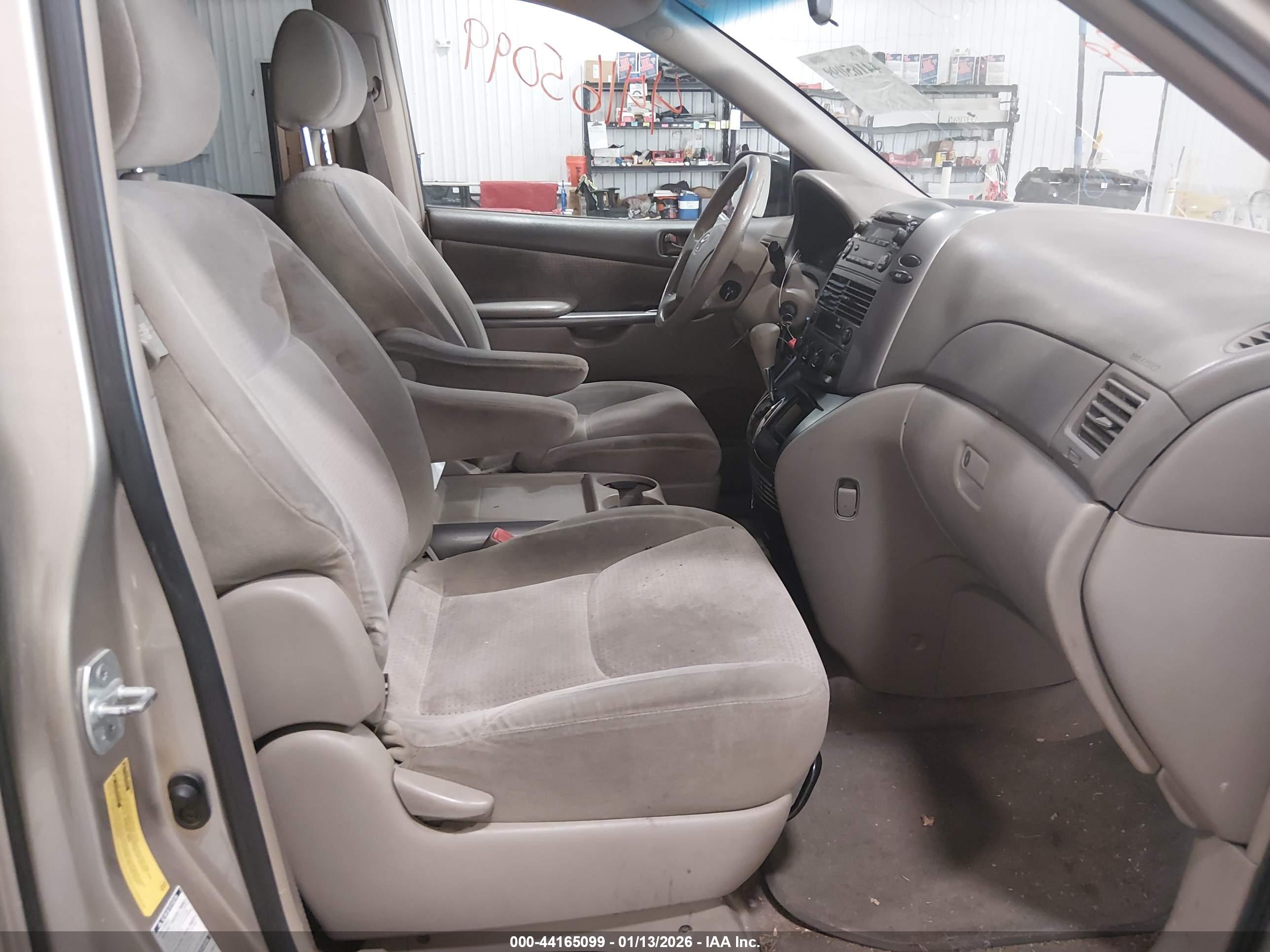 TOYOTA SIENNA image 5