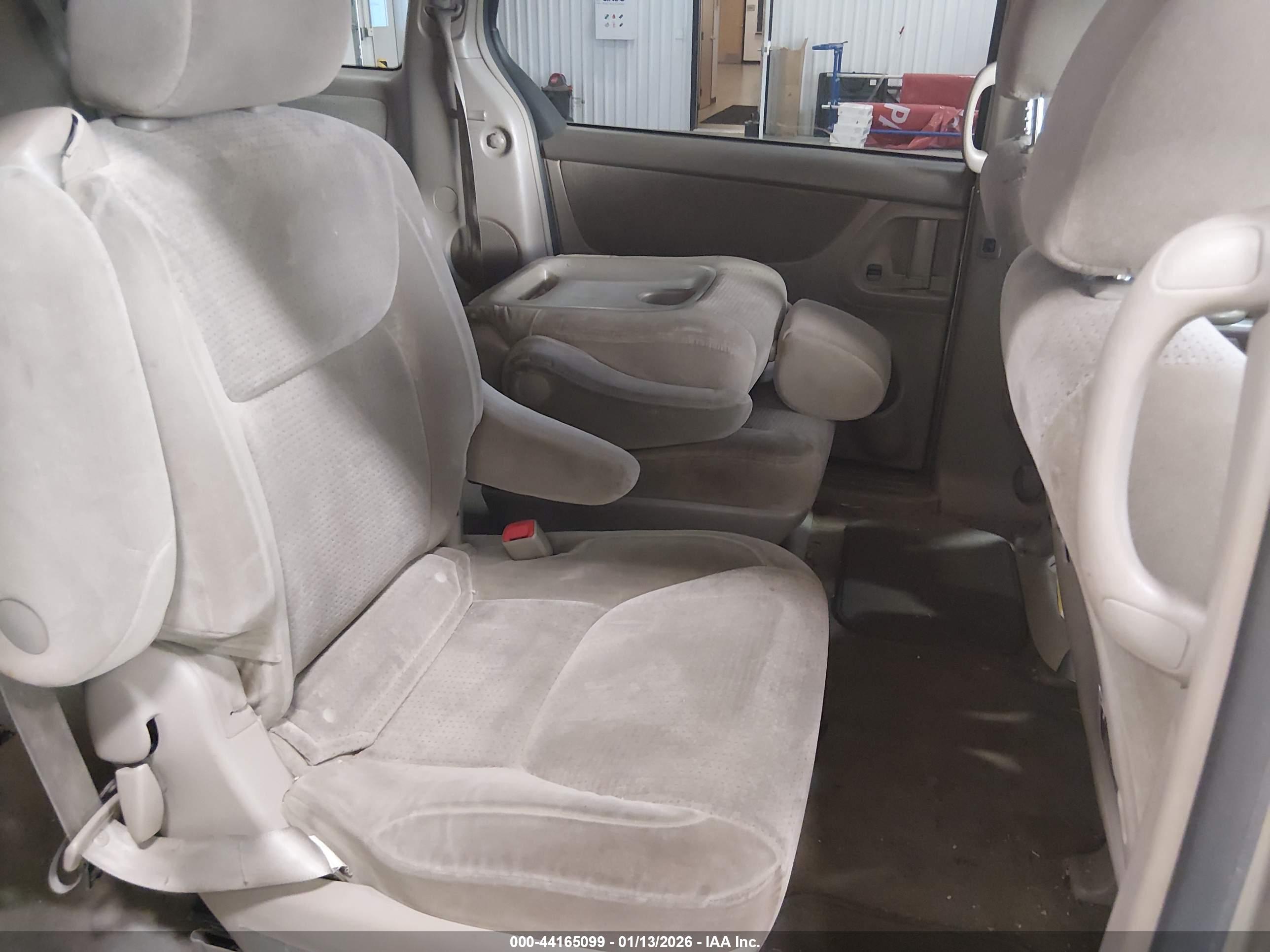 TOYOTA SIENNA image 8