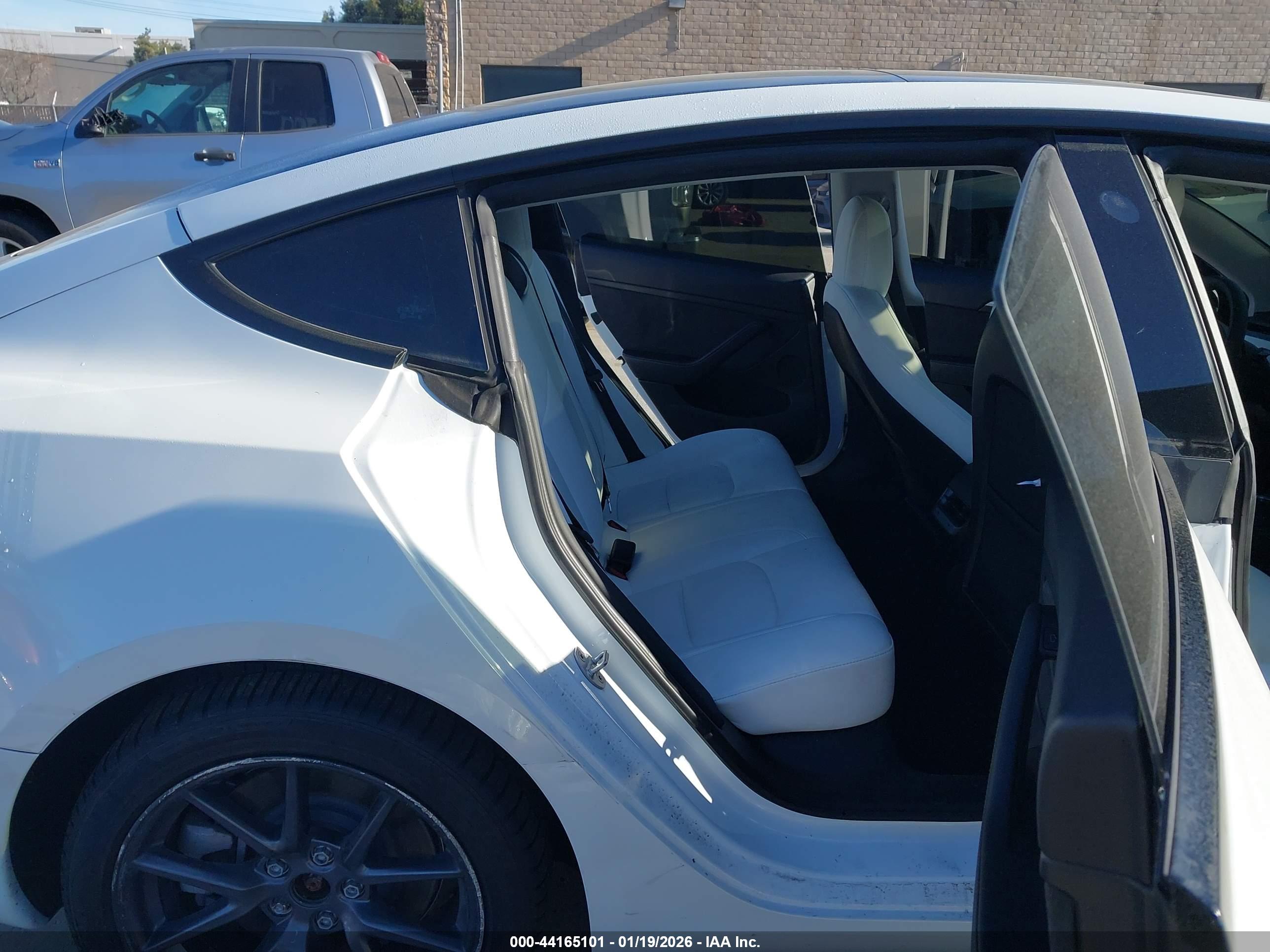 TESLA MODEL image 8