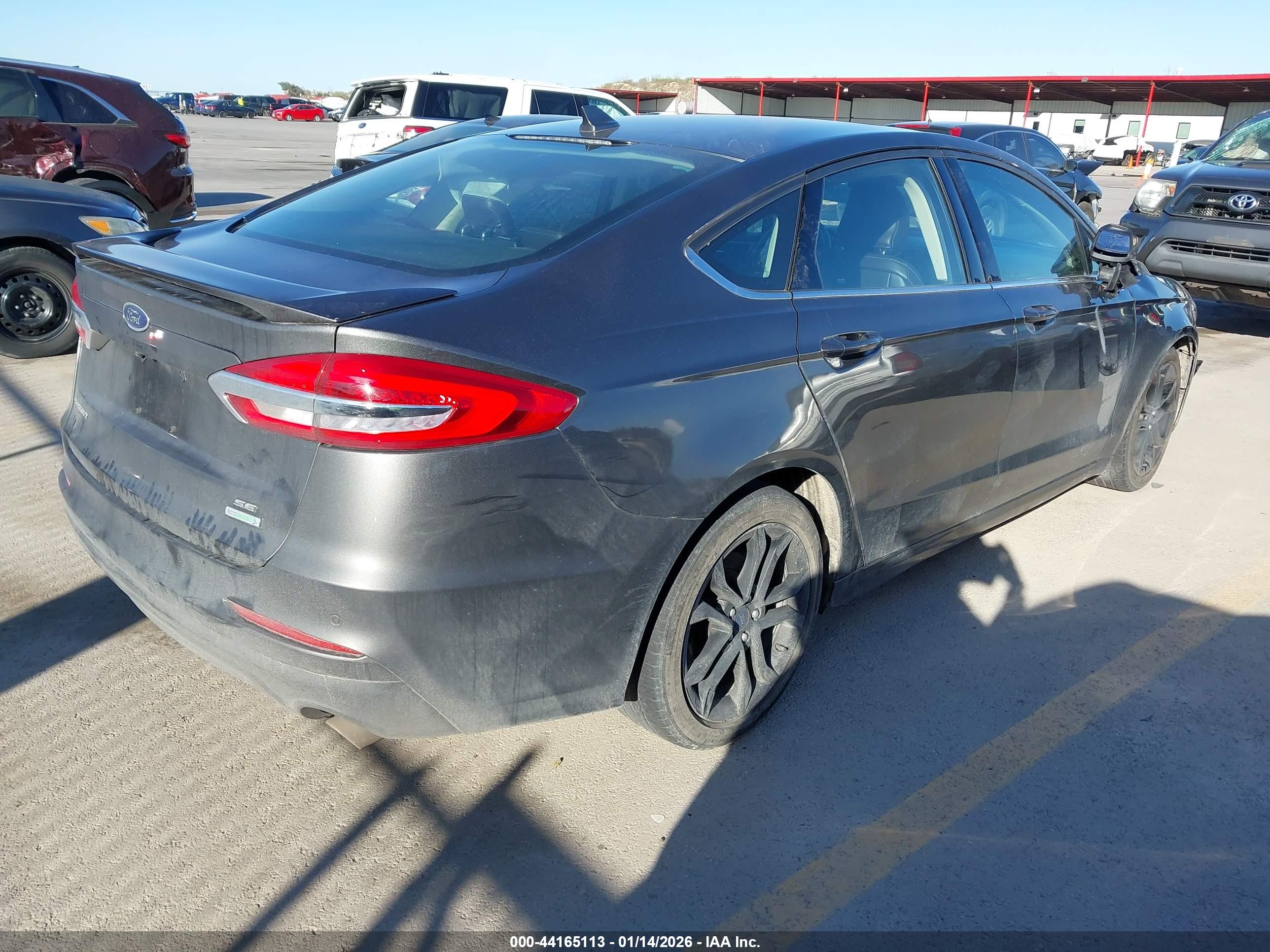 FORD FUSION image 4