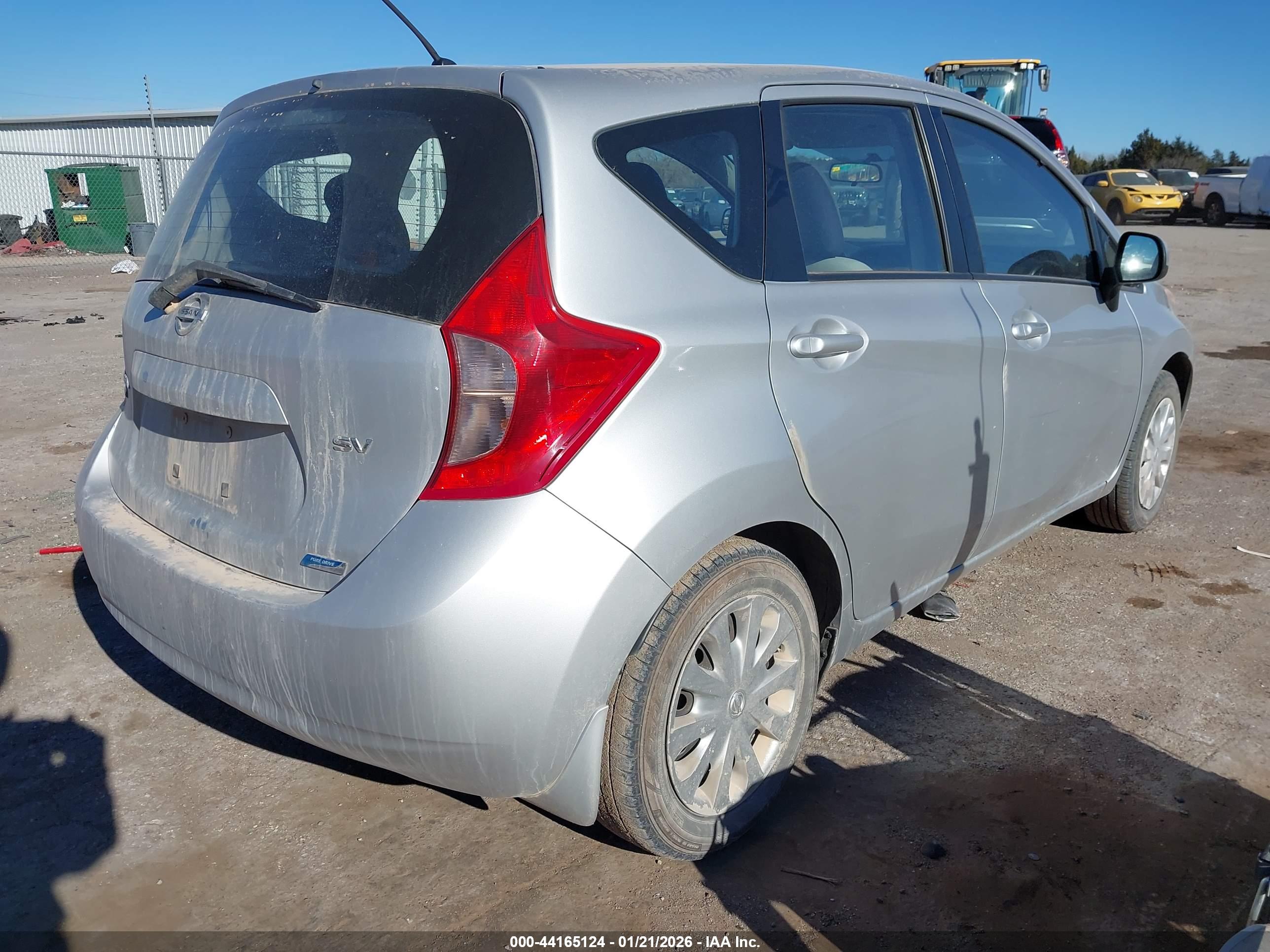 NISSAN VERSA image 4