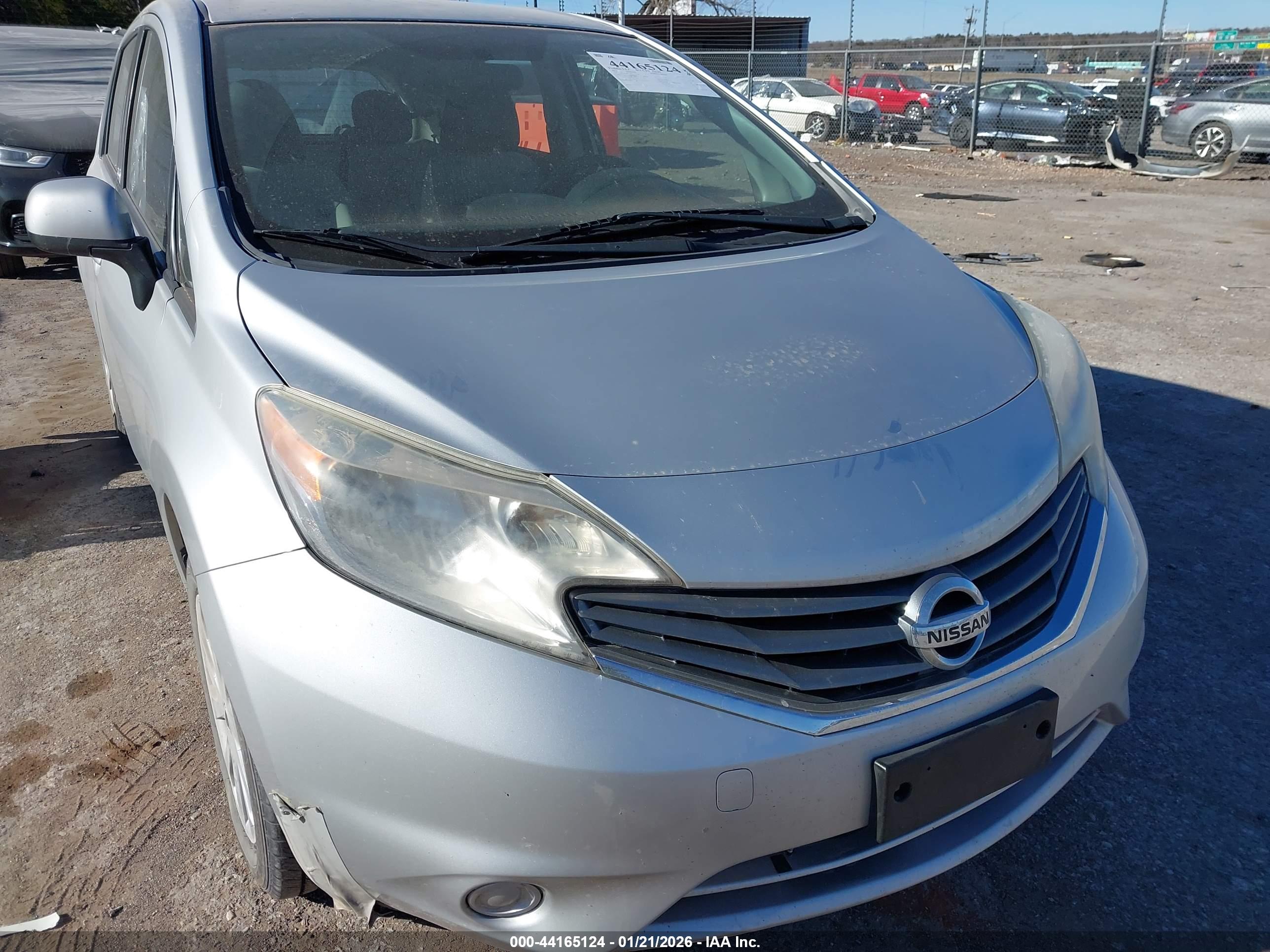 NISSAN VERSA image 6