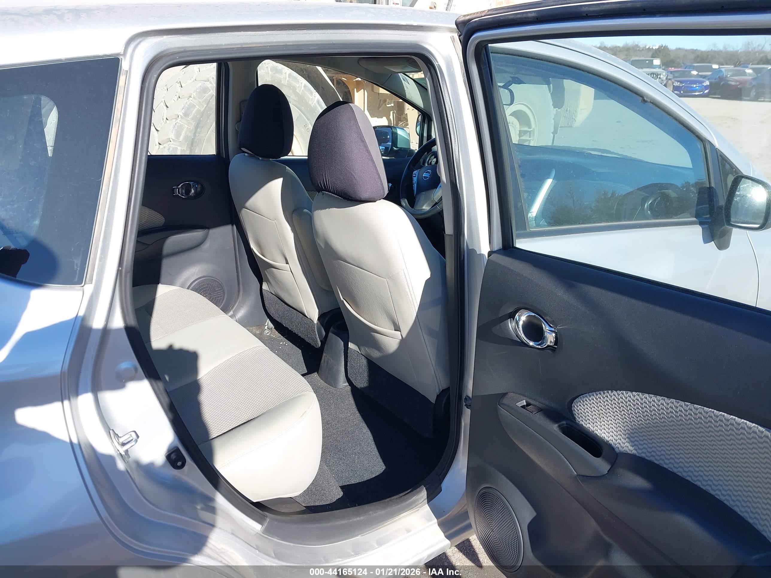 NISSAN VERSA image 8