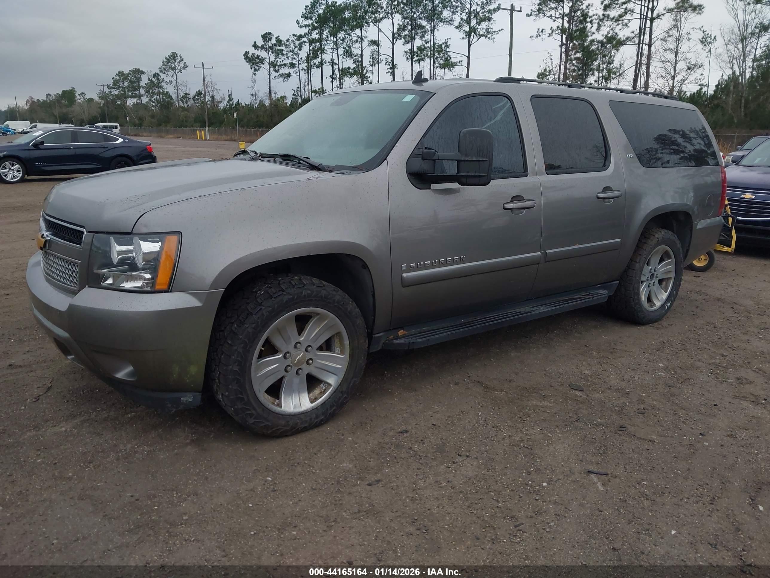 CHEVROLET SUBURBAN image 2