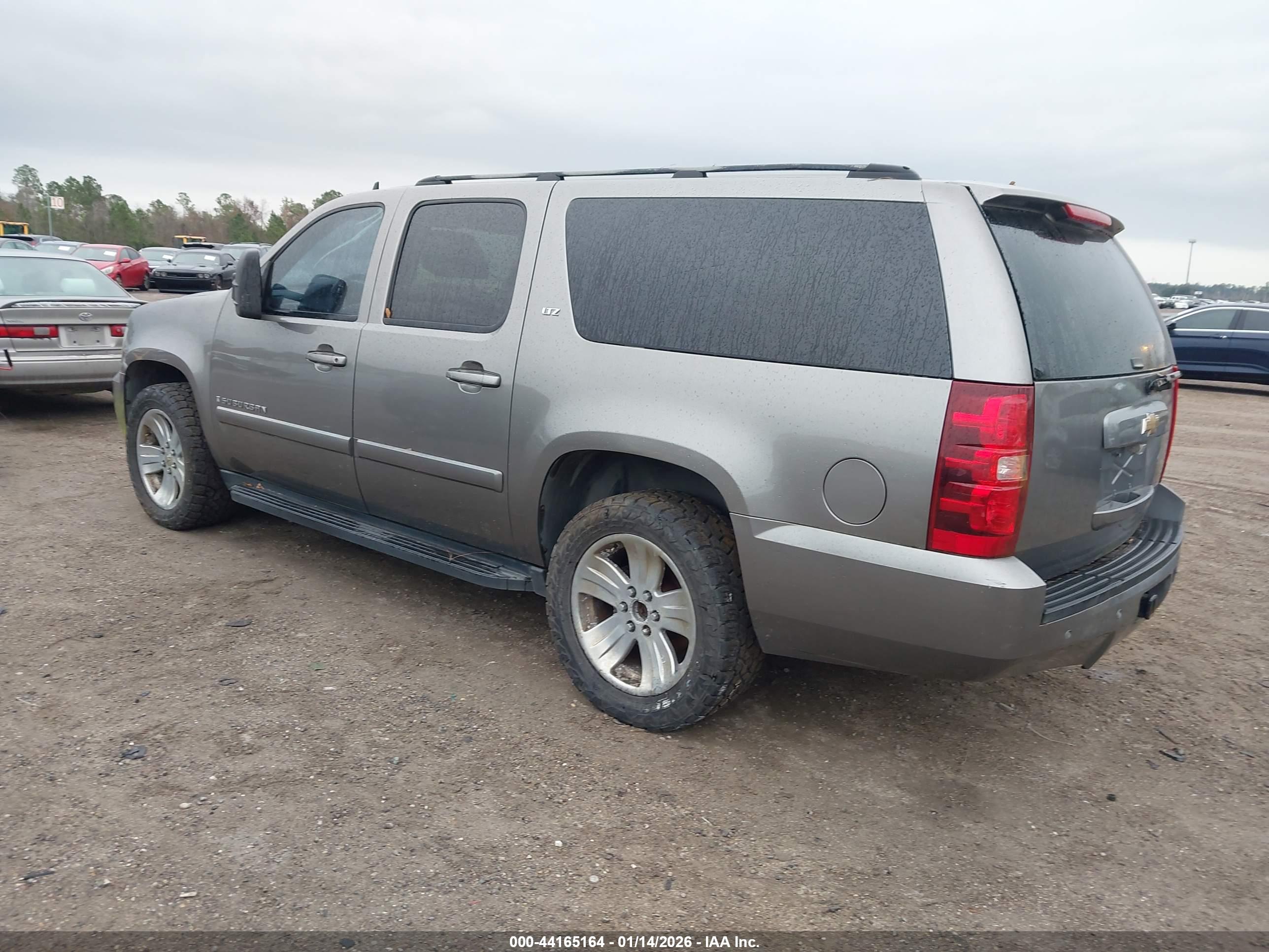 CHEVROLET SUBURBAN image 3