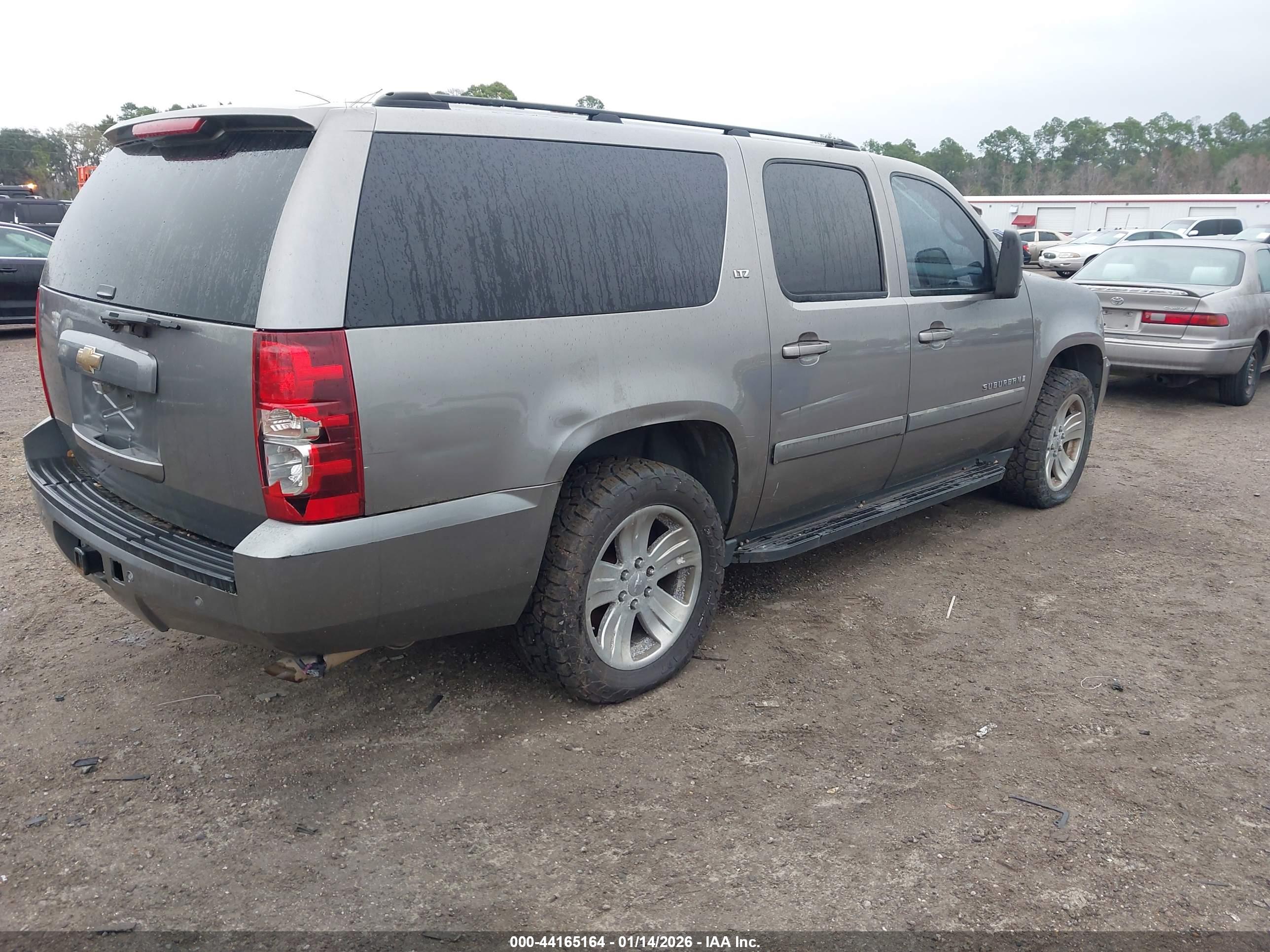 CHEVROLET SUBURBAN image 4