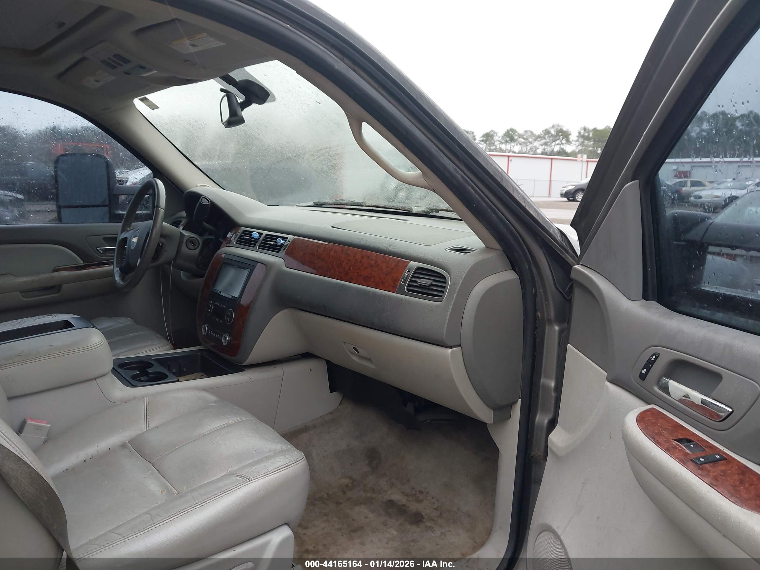 CHEVROLET SUBURBAN image 5