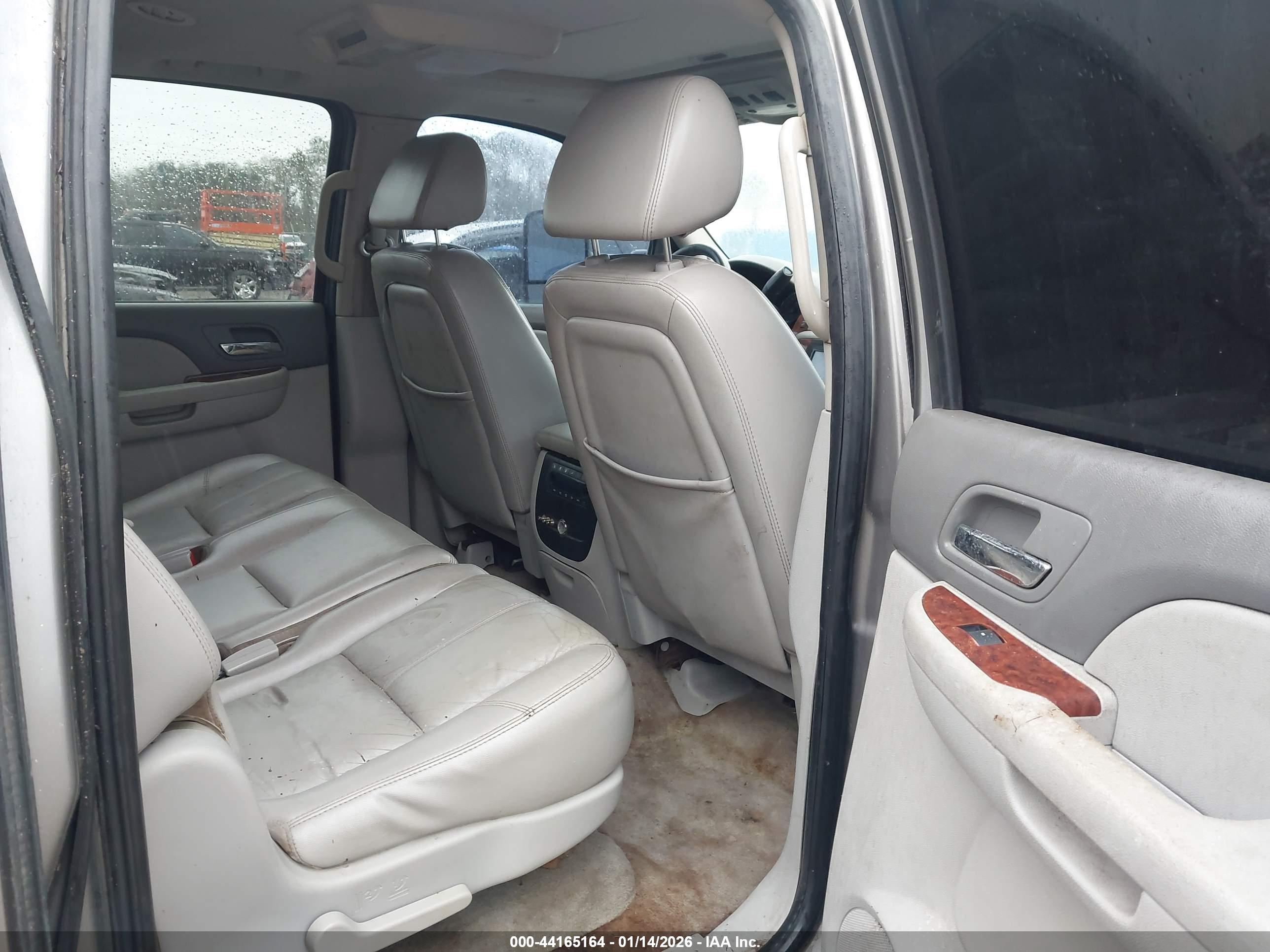 CHEVROLET SUBURBAN image 8