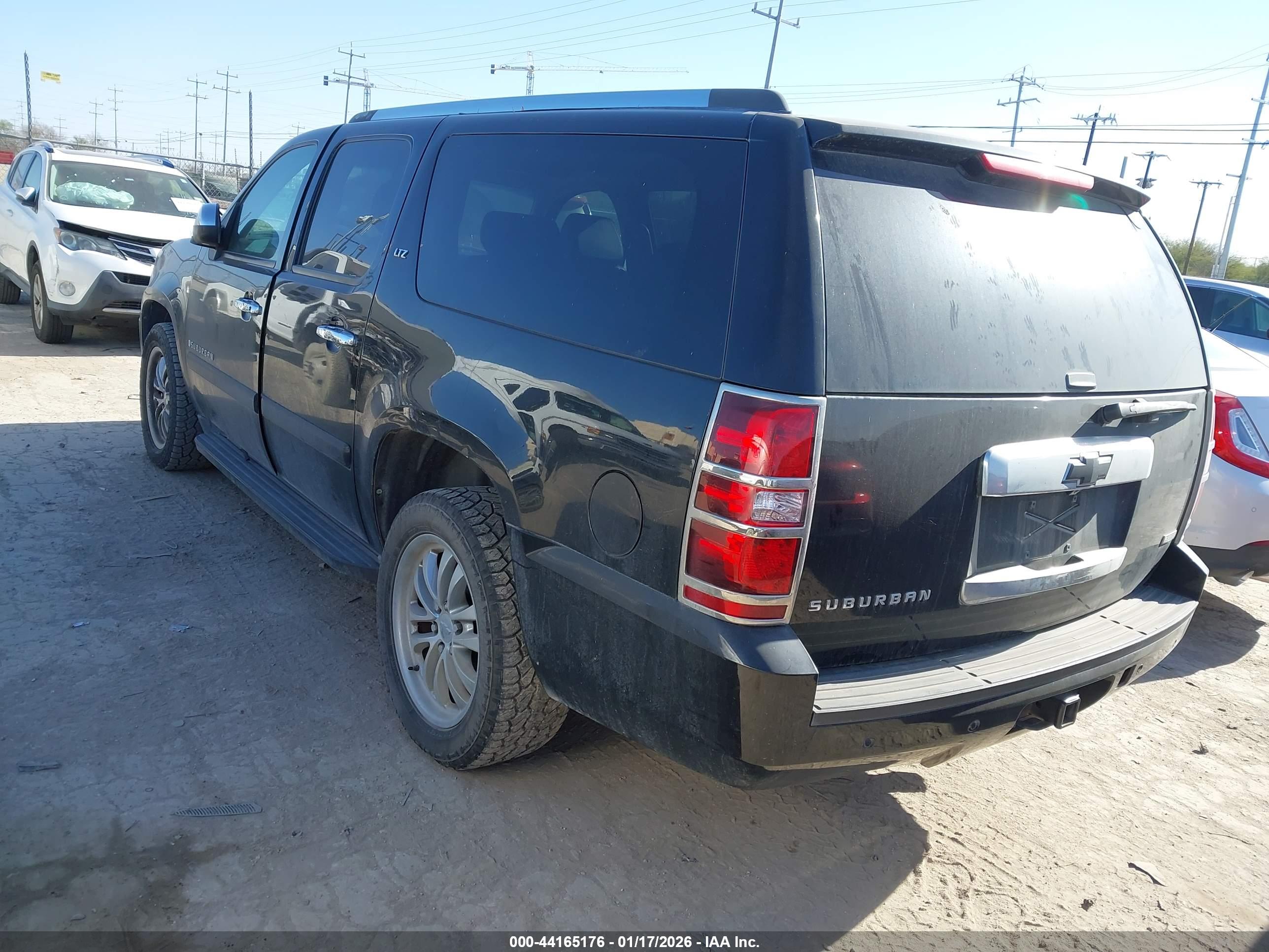 CHEVROLET SUBURBAN image 3