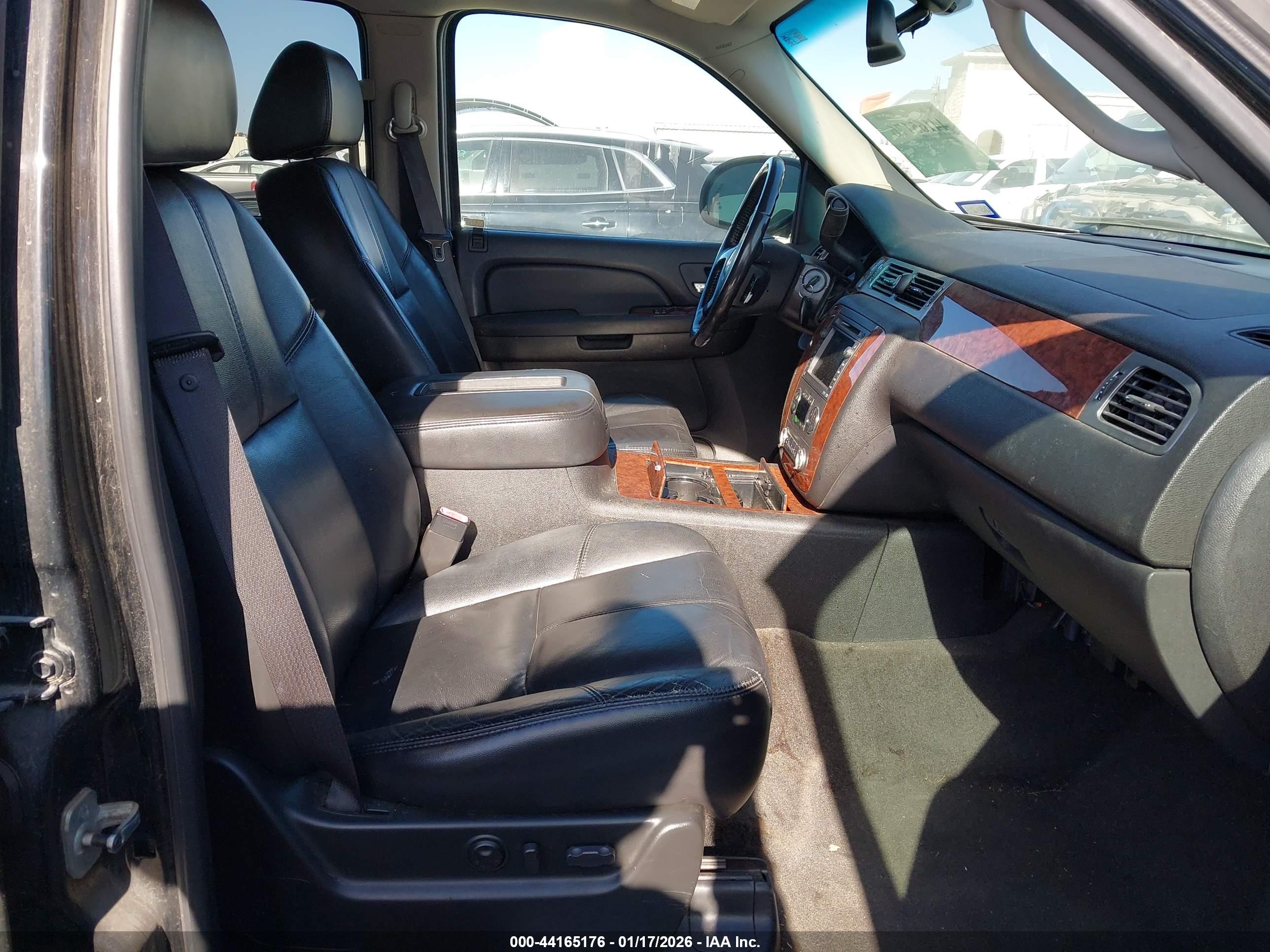CHEVROLET SUBURBAN image 5