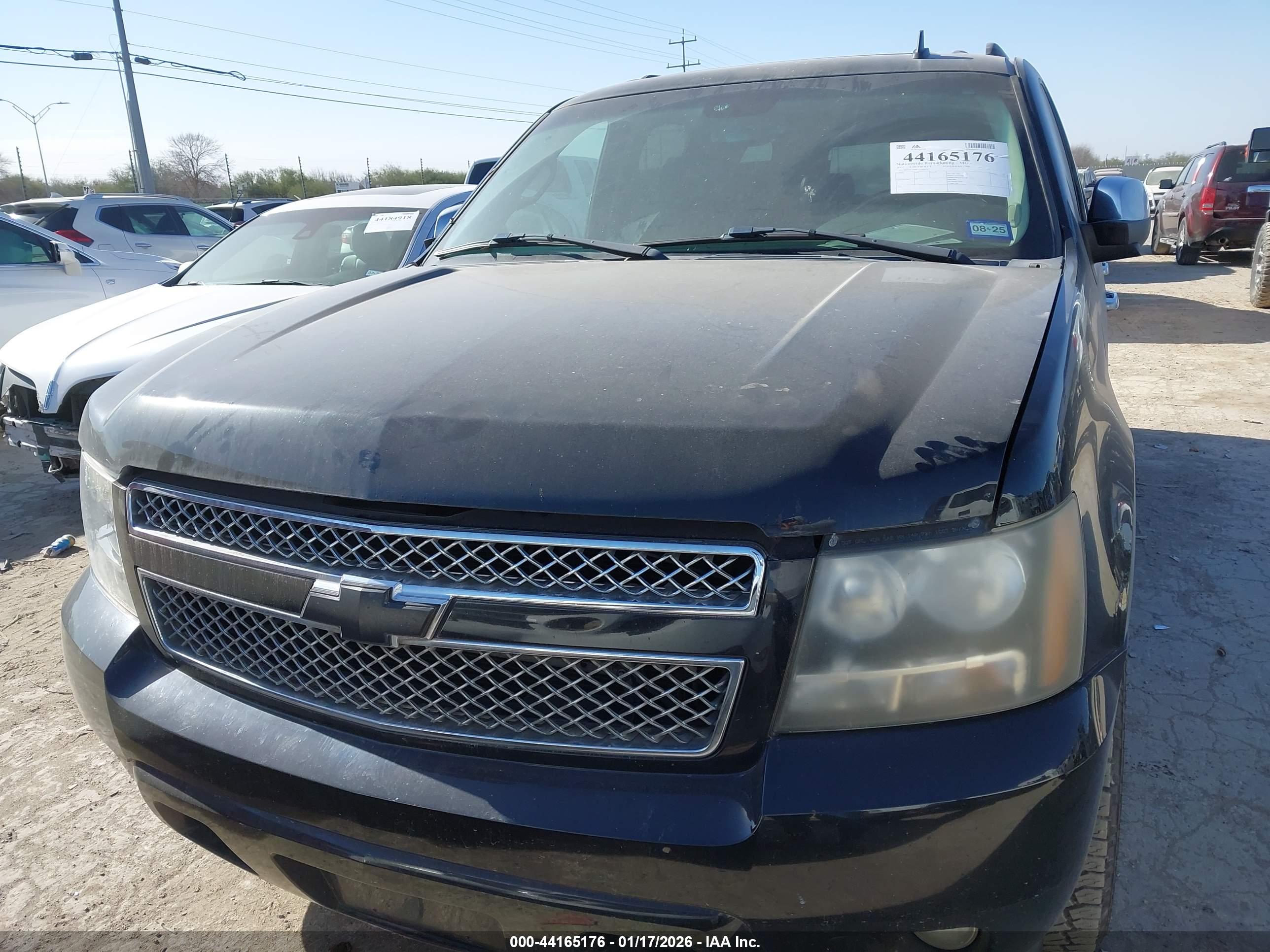 CHEVROLET SUBURBAN image 6