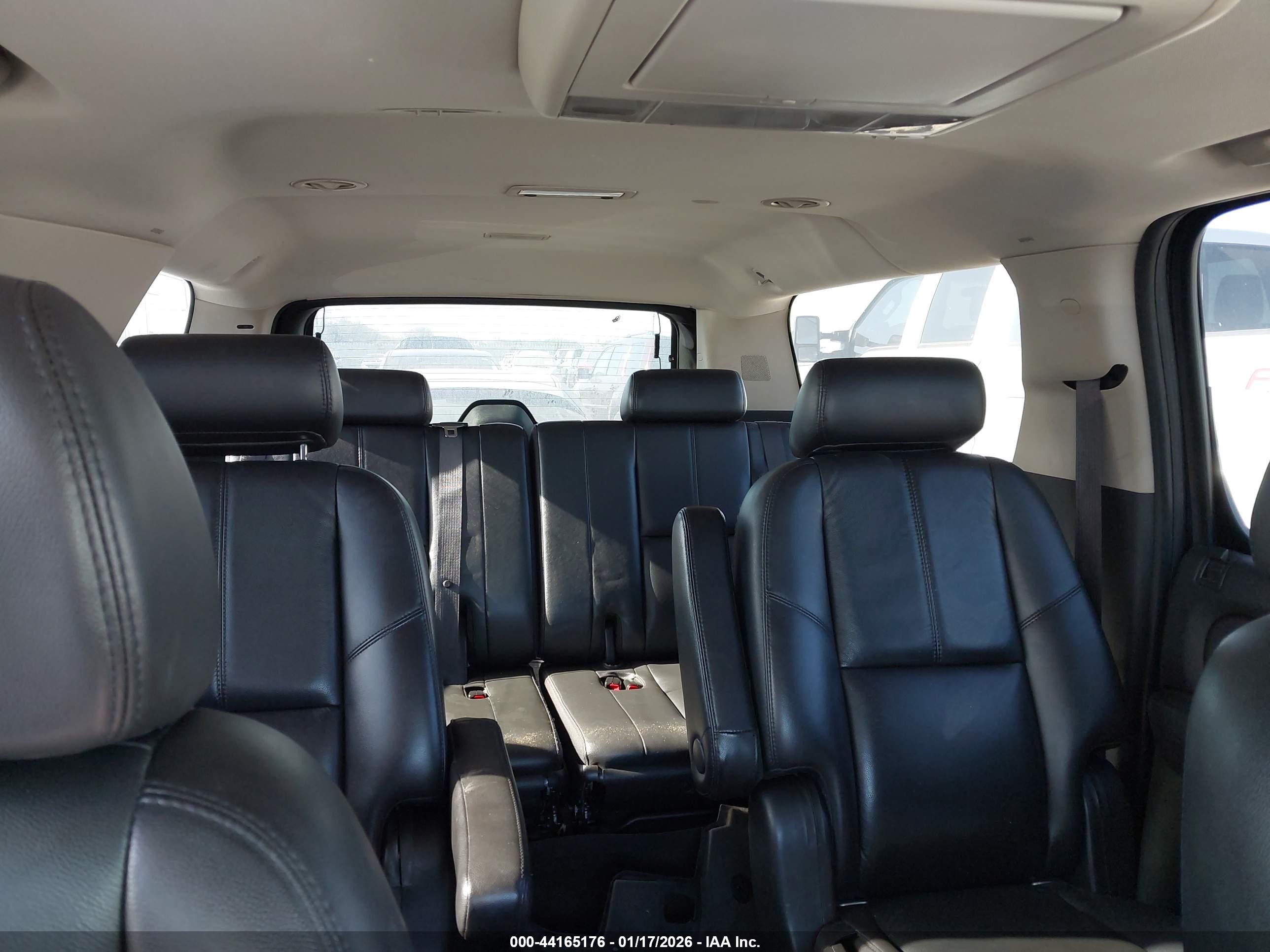 CHEVROLET SUBURBAN image 8