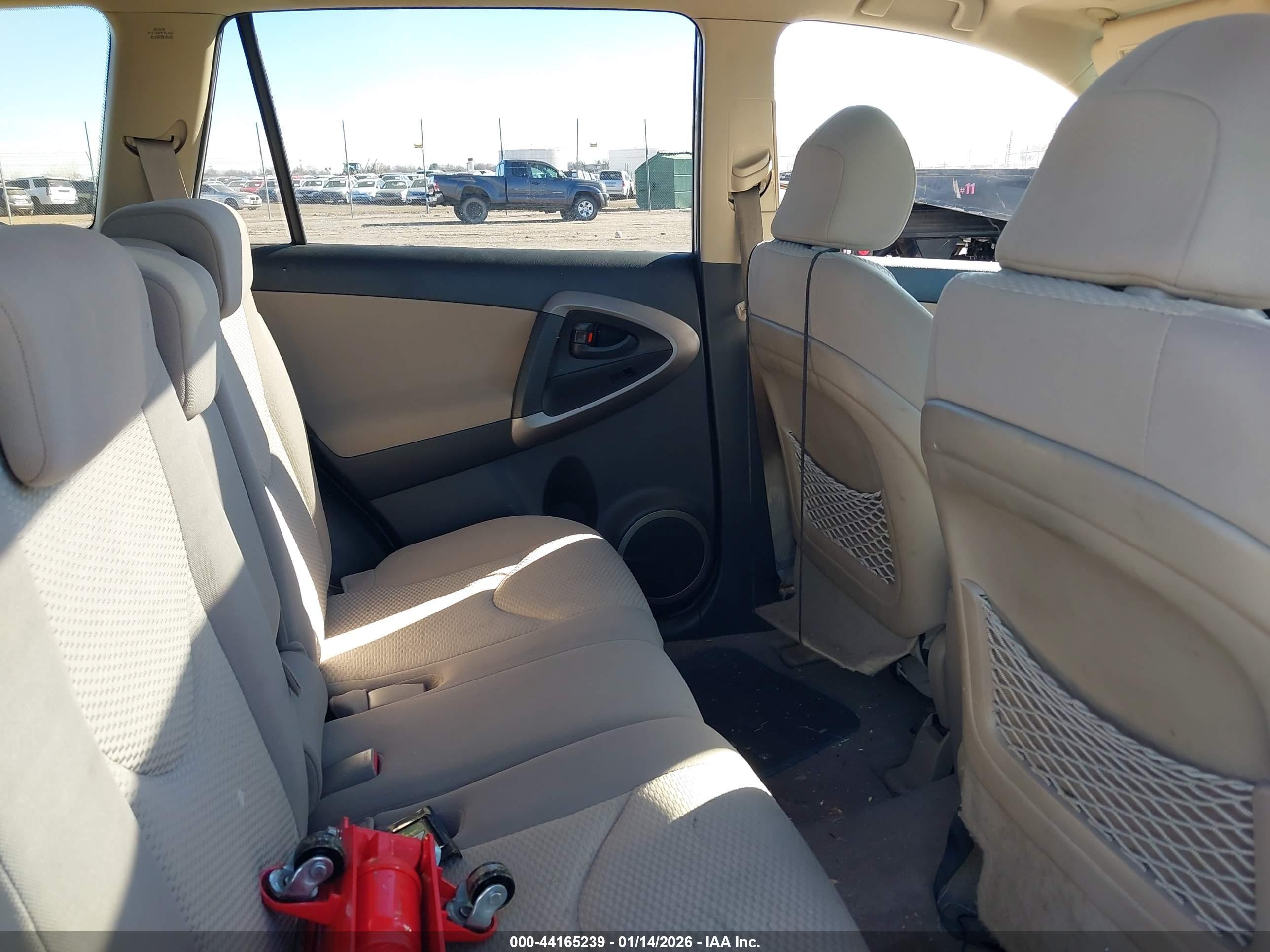 TOYOTA RAV4 image 8