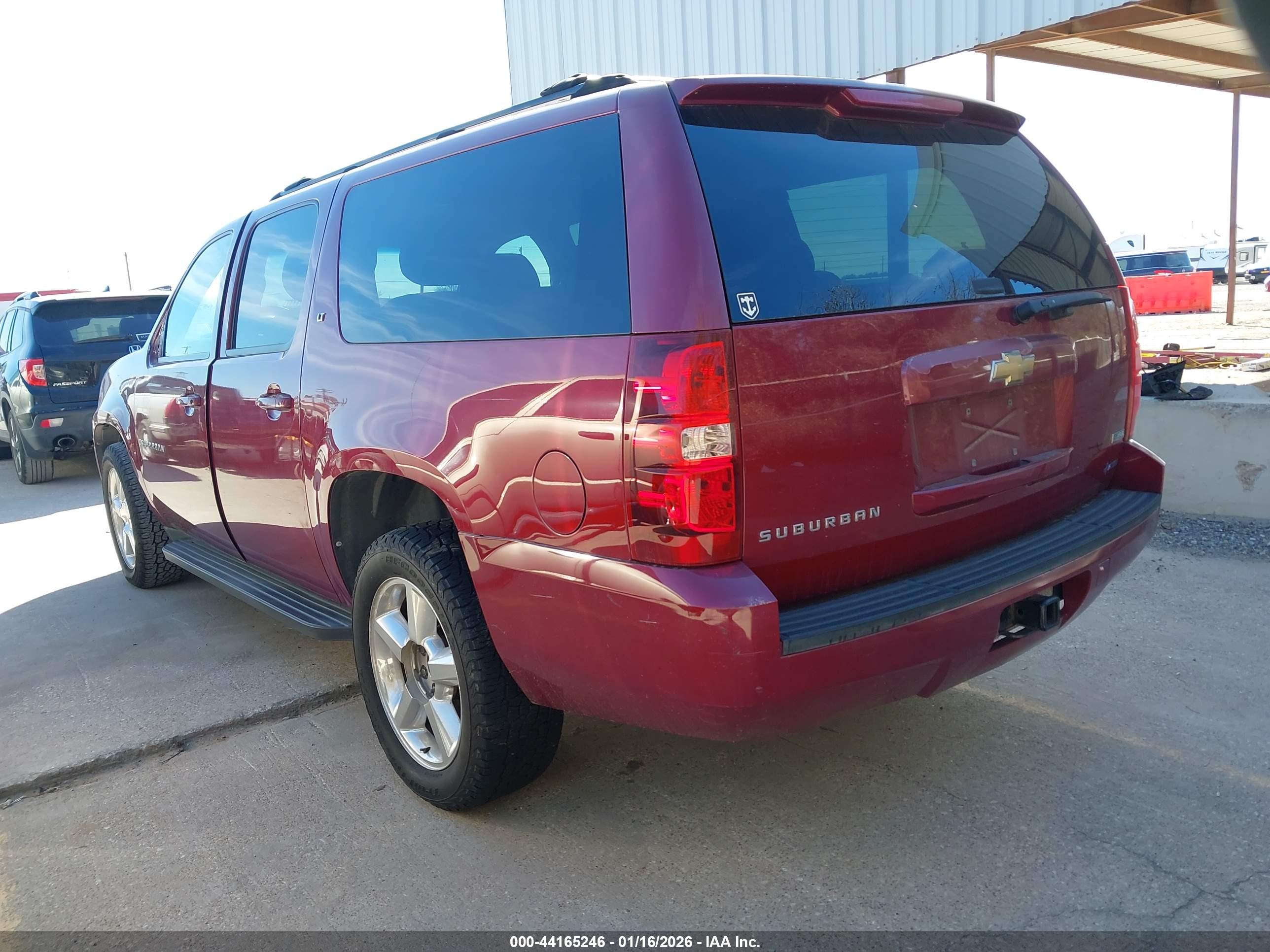 CHEVROLET SUBURBAN image 3