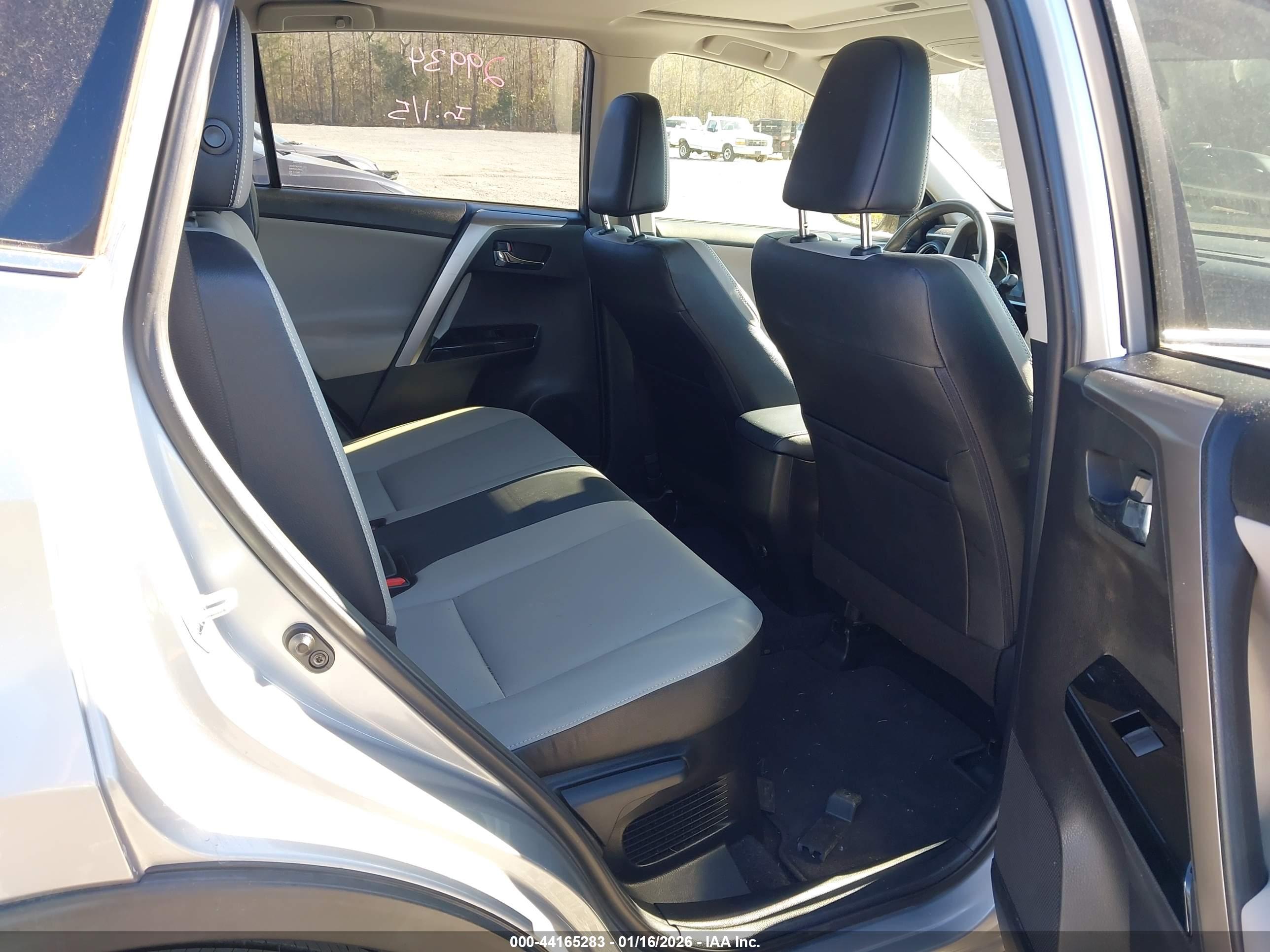 TOYOTA RAV4 image 8
