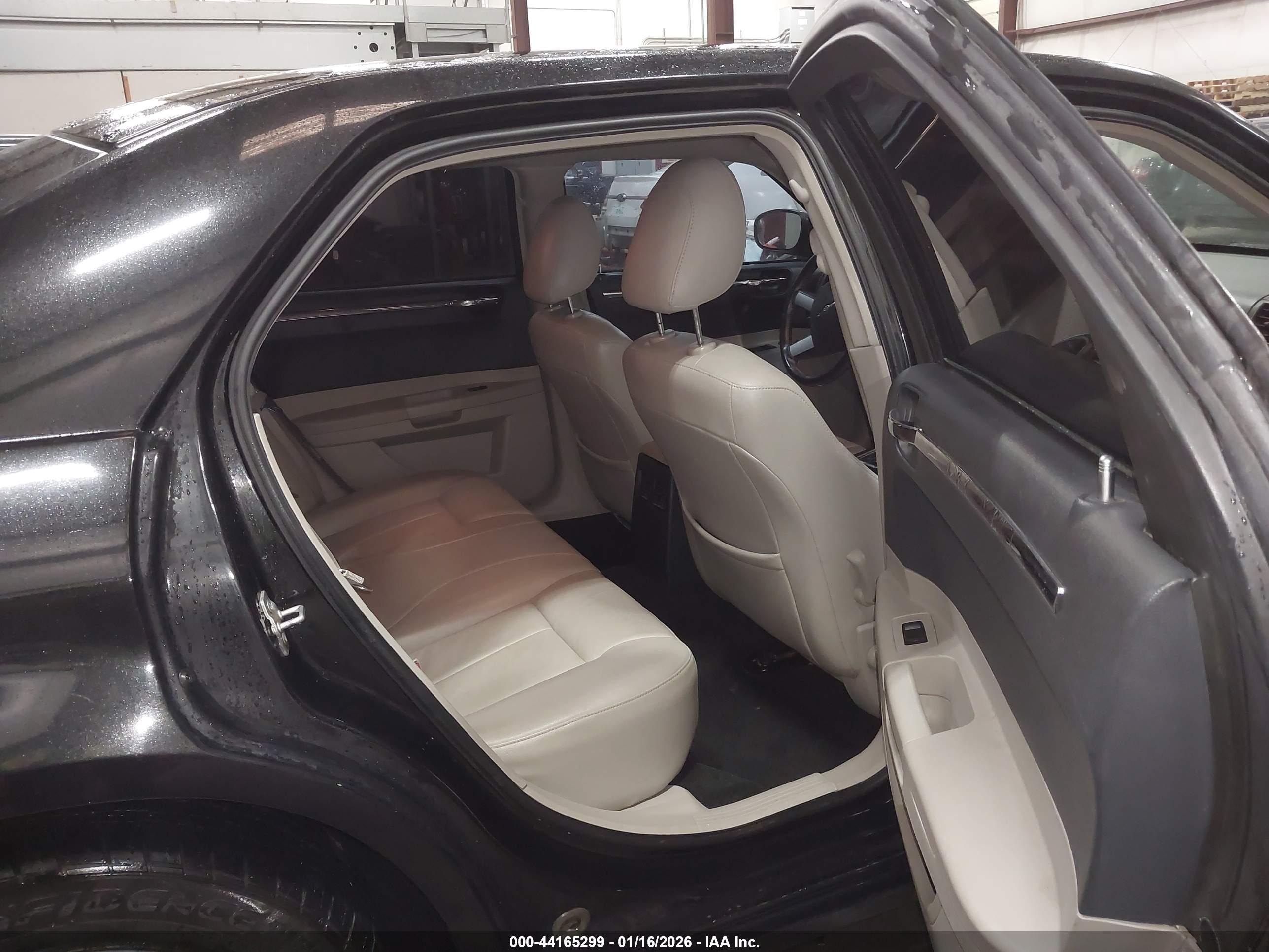 CHRYSLER 300 image 8