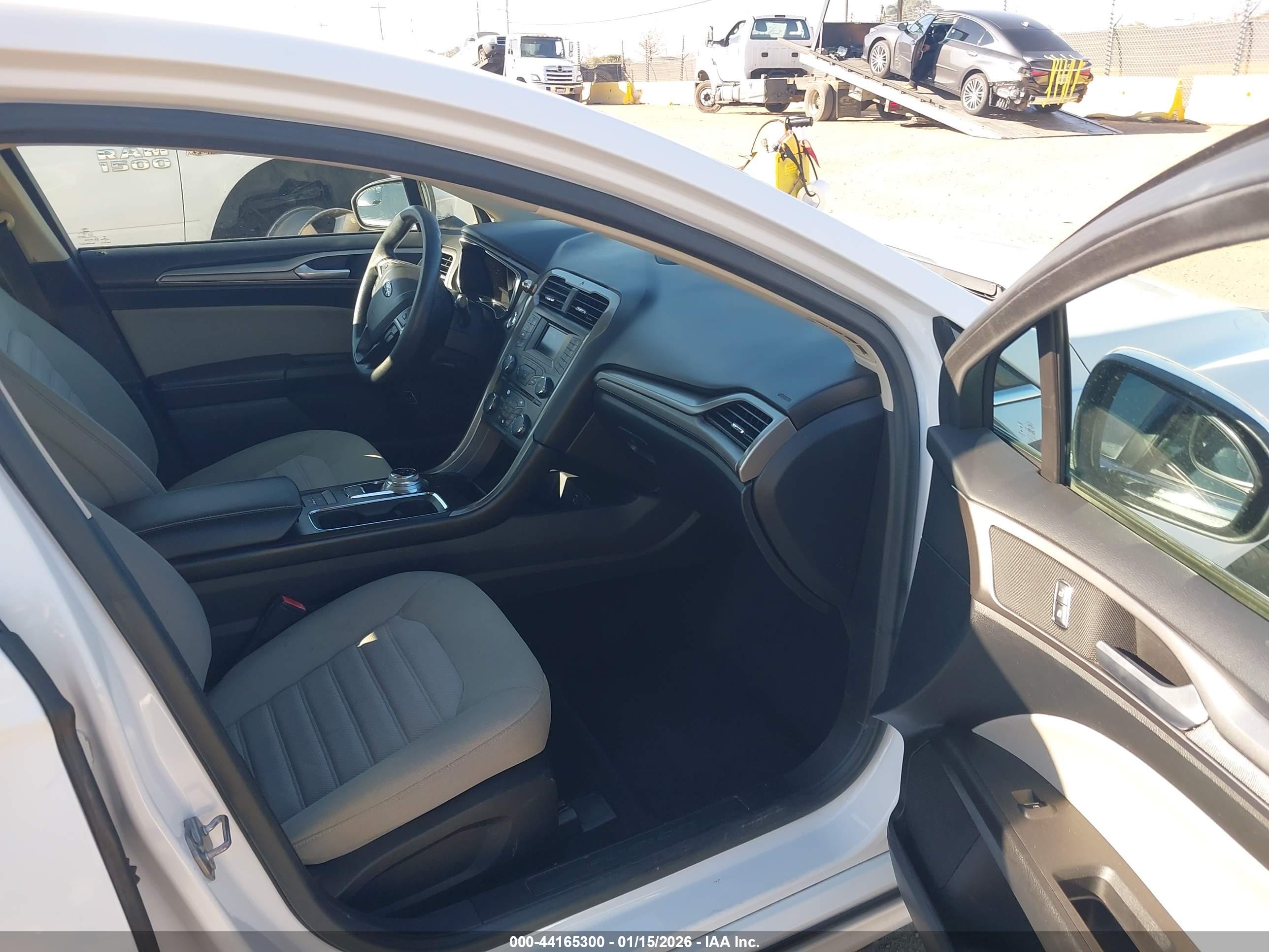 FORD FUSION image 5