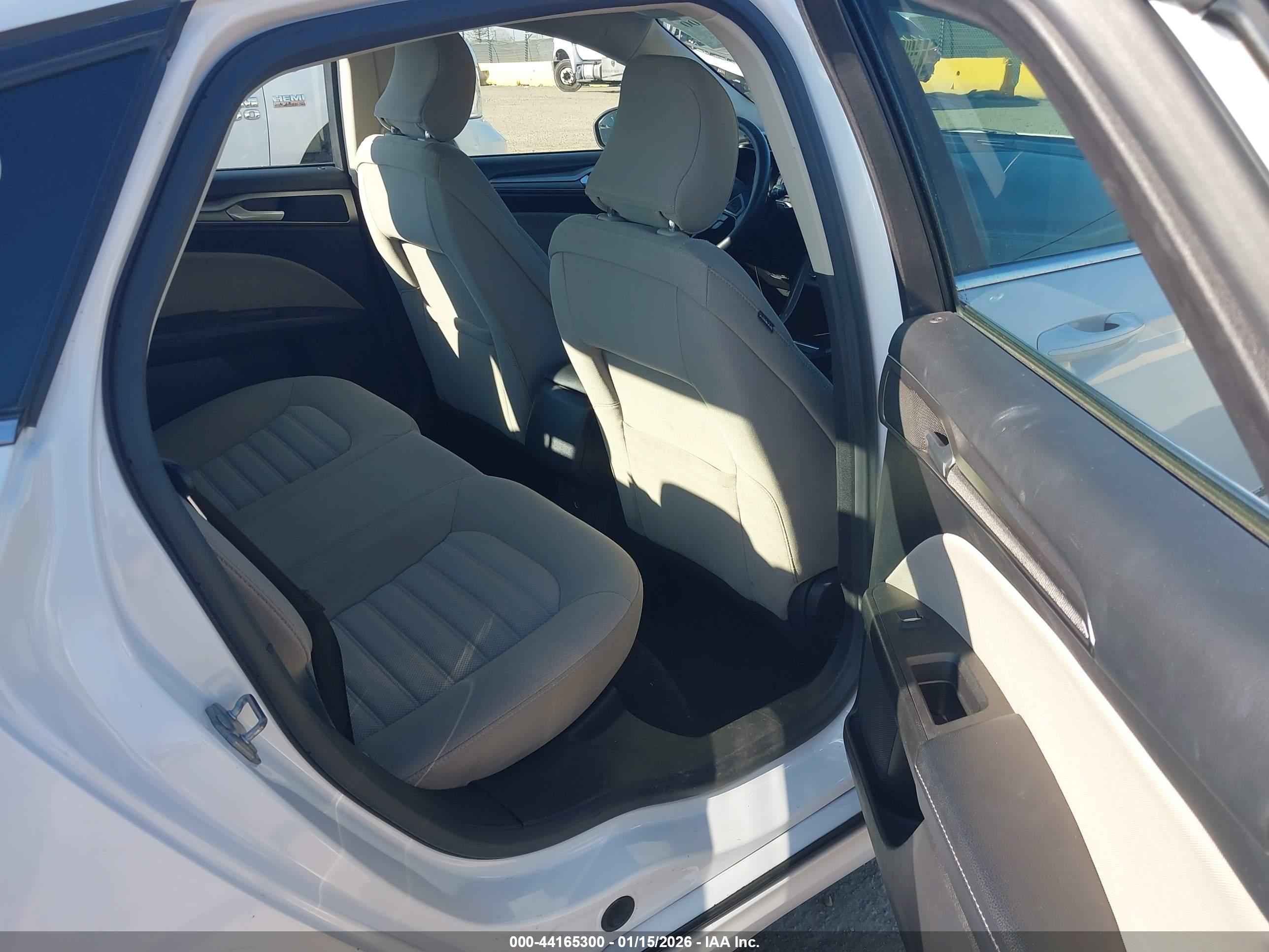FORD FUSION image 8