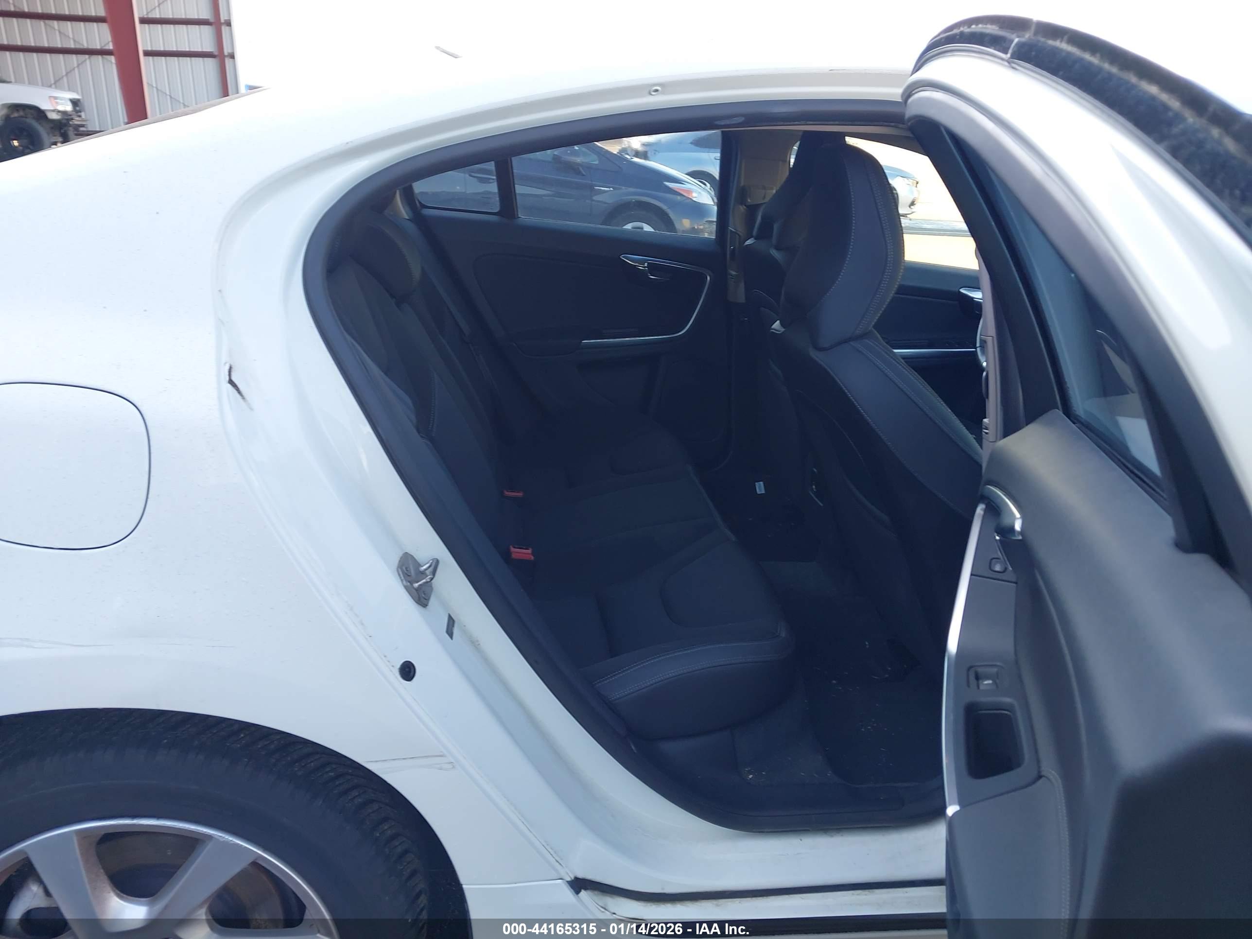 VOLVO S60 image 8
