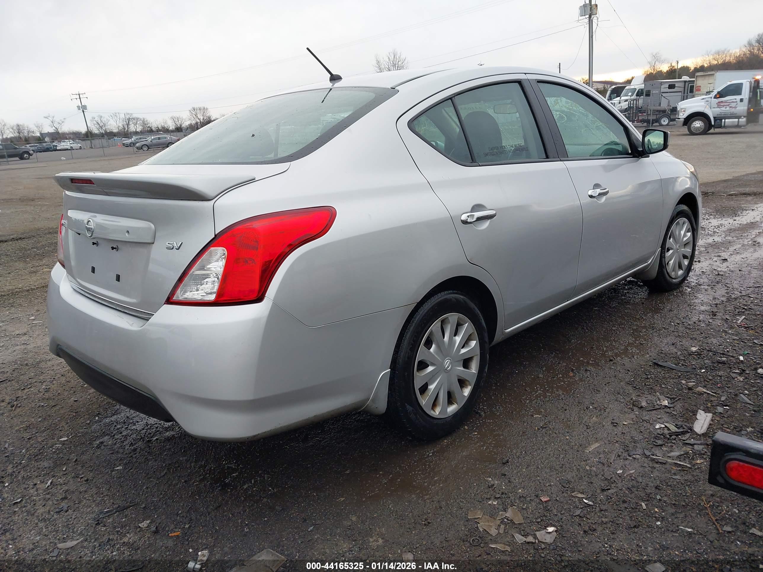 NISSAN VERSA image 4