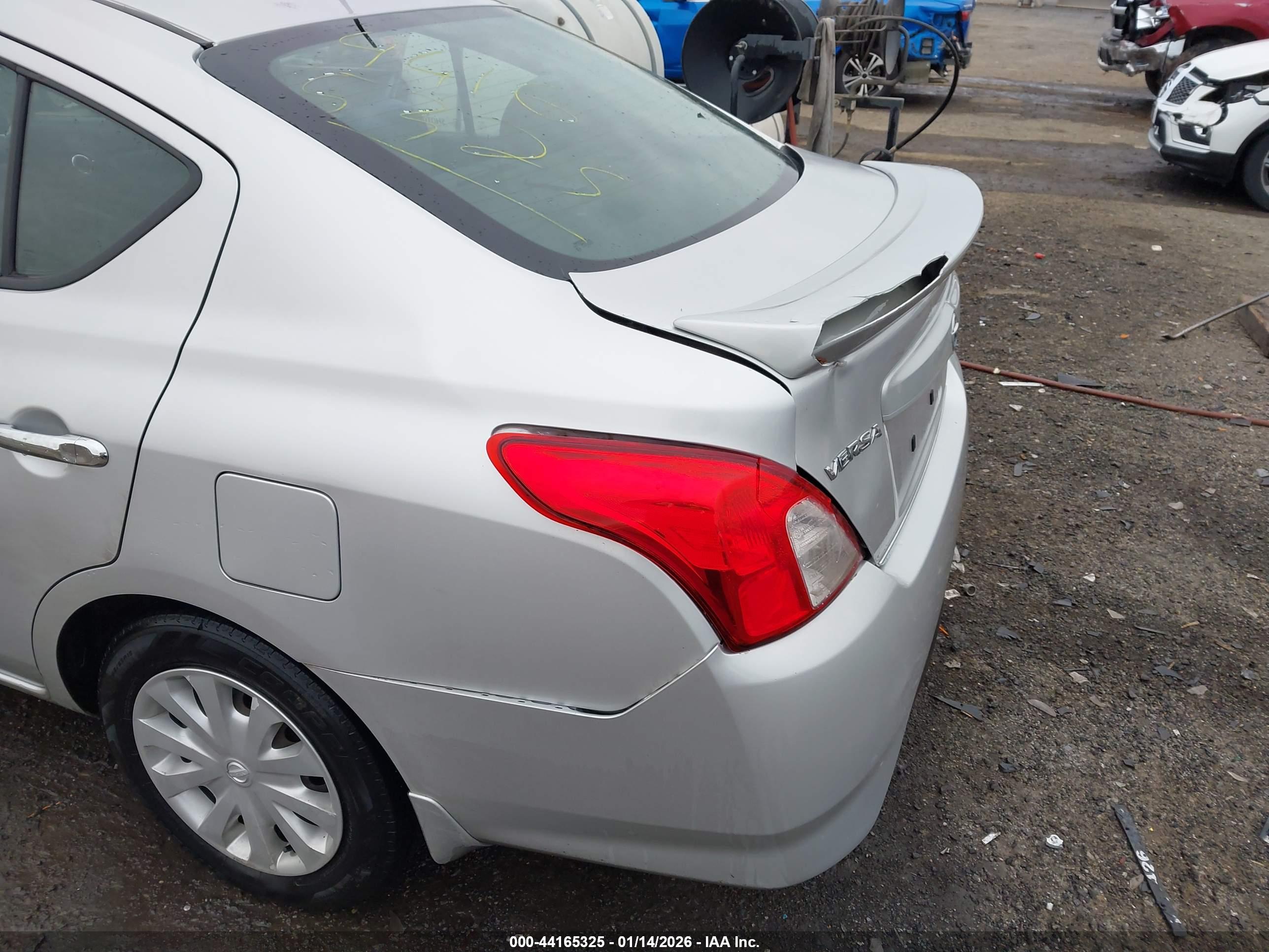 NISSAN VERSA image 6