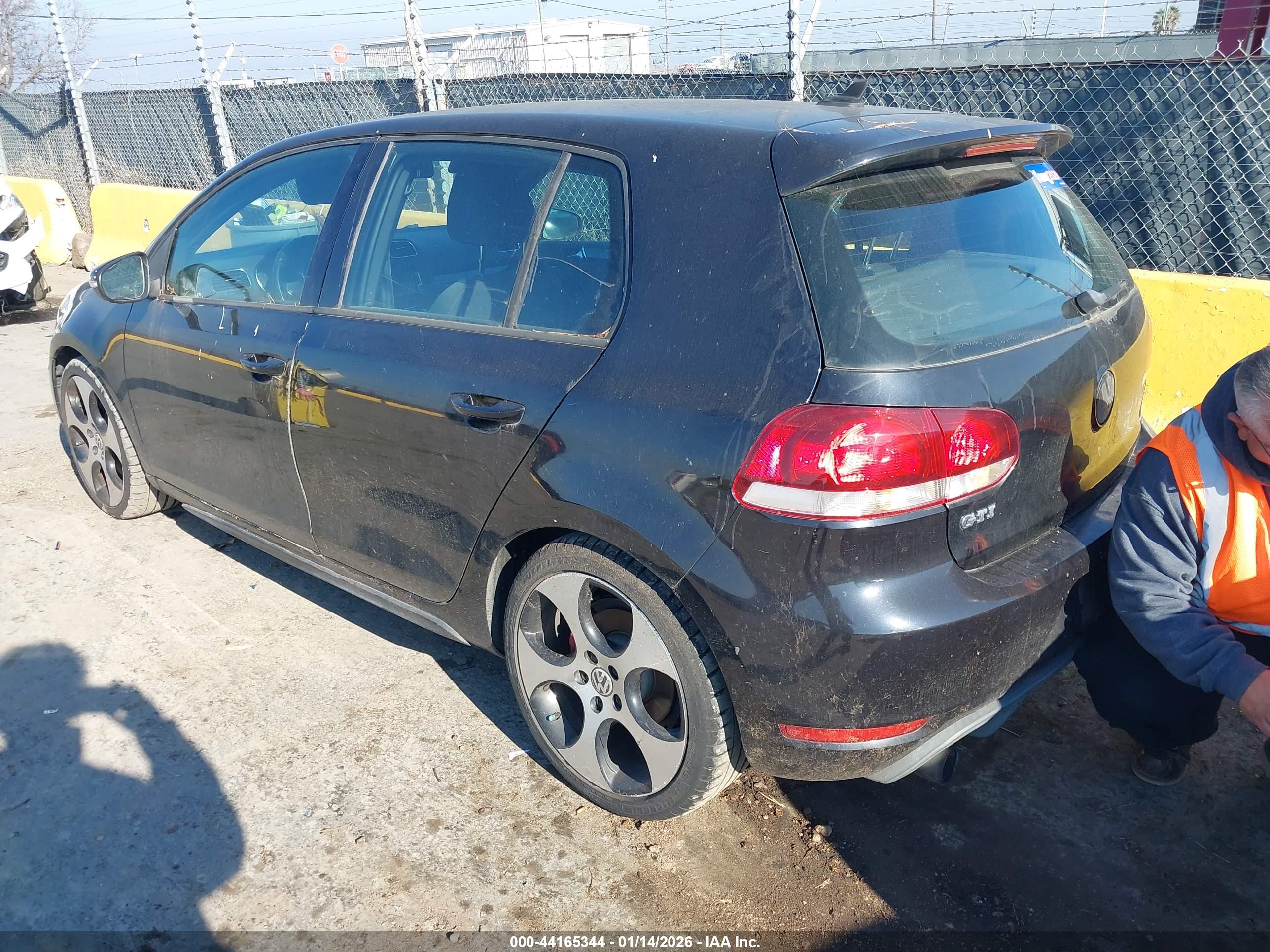 VOLKSWAGEN GTI image 3