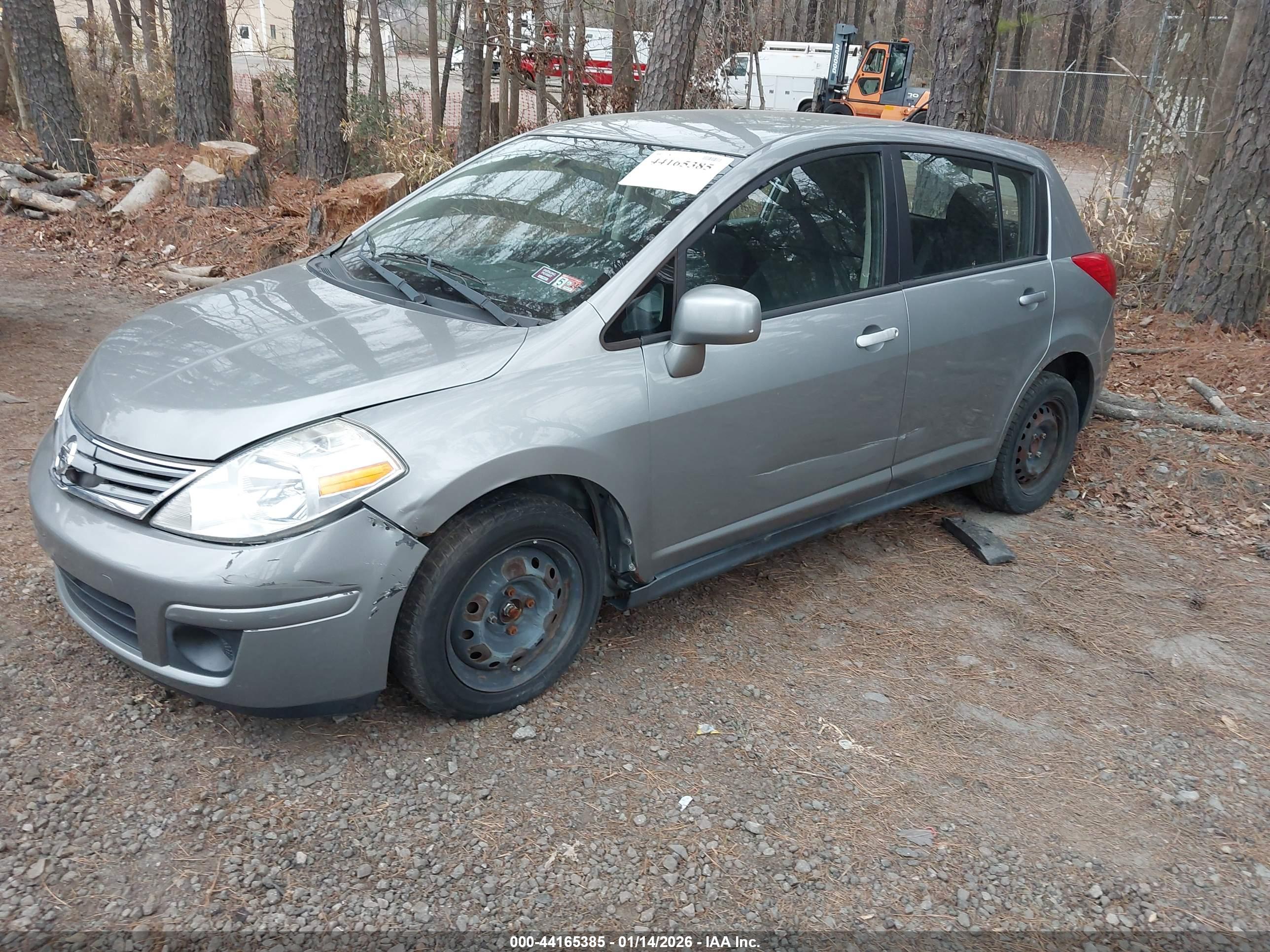 NISSAN VERSA image 2