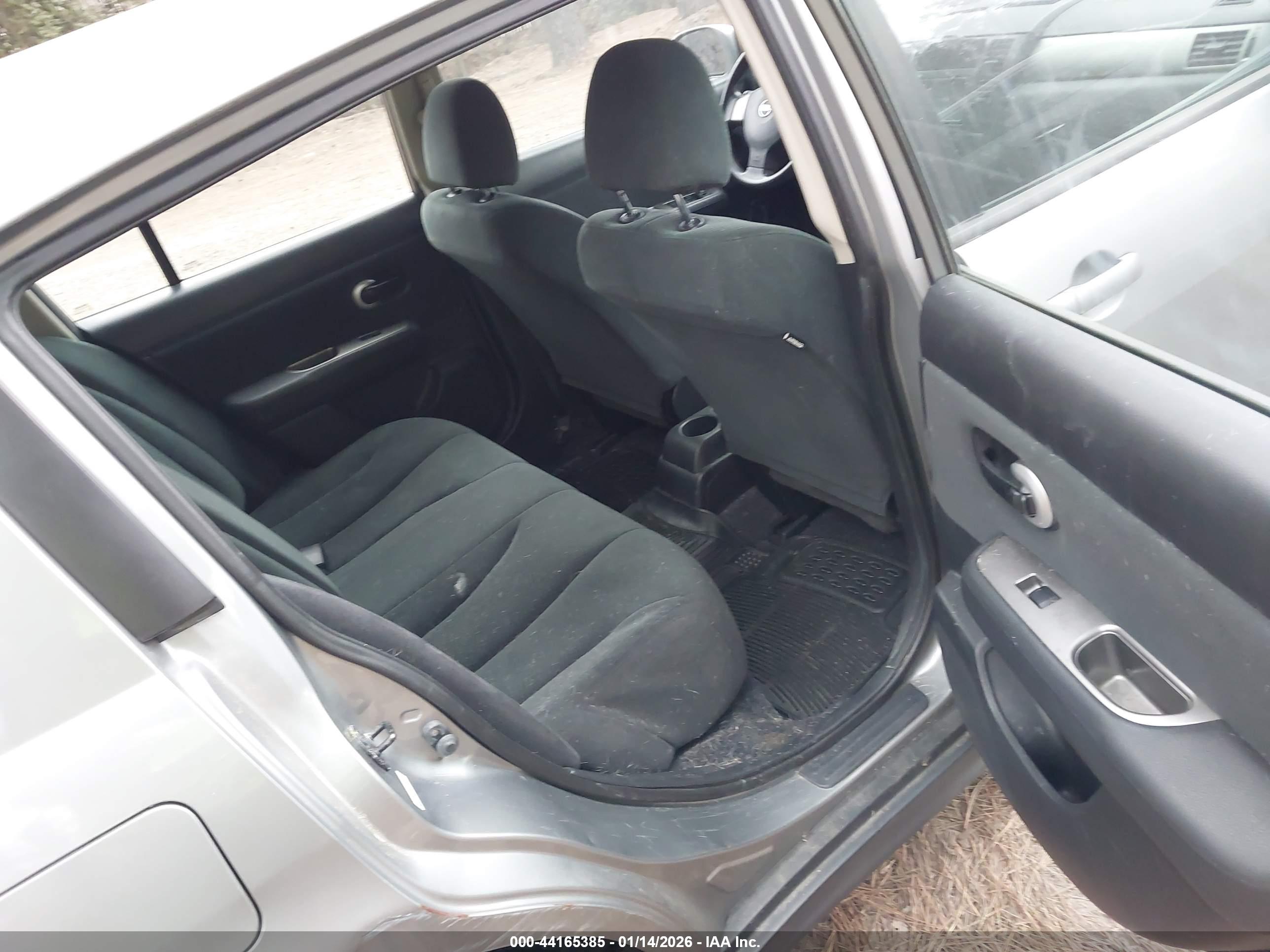 NISSAN VERSA image 8
