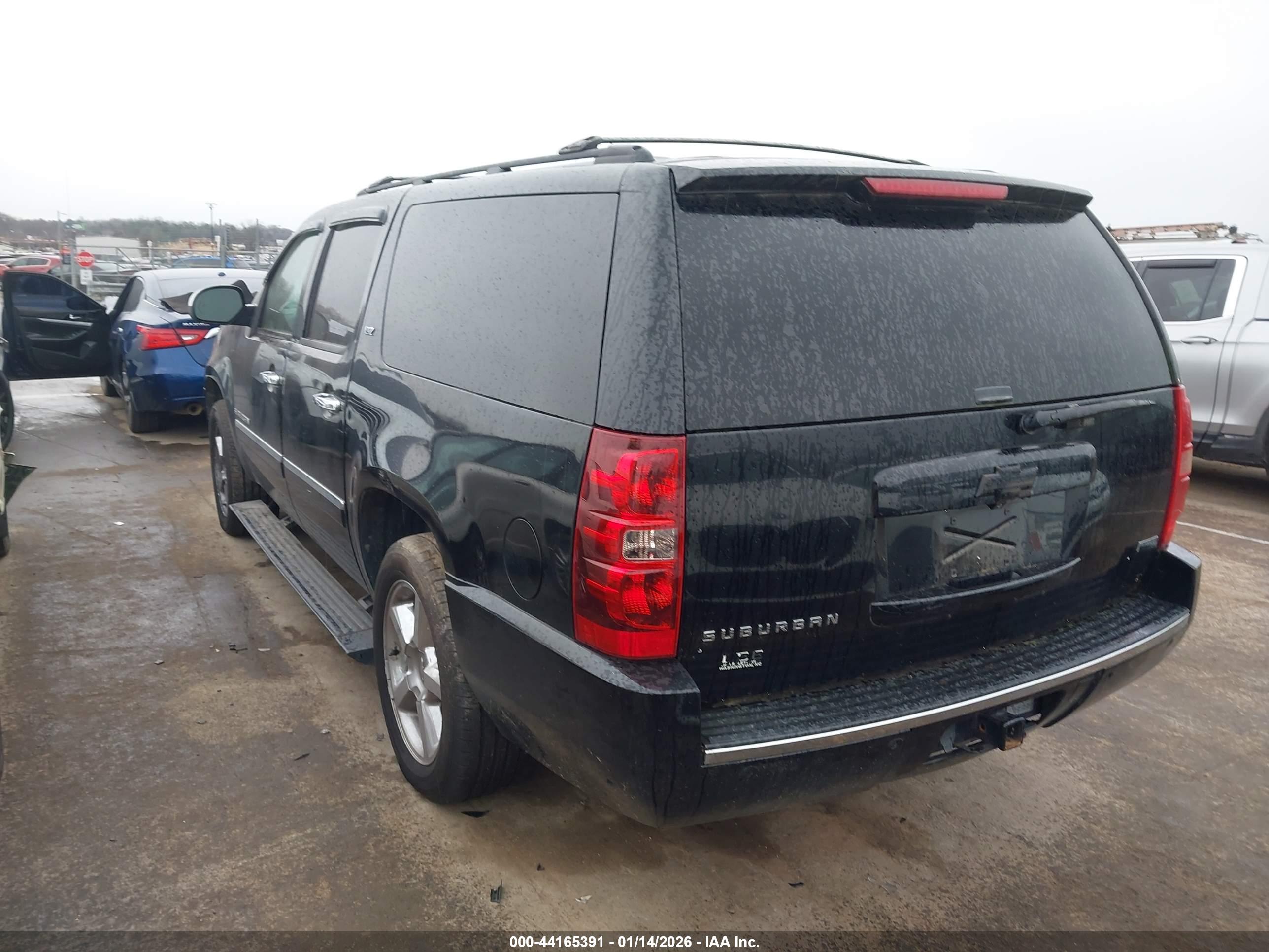CHEVROLET SUBURBAN image 3
