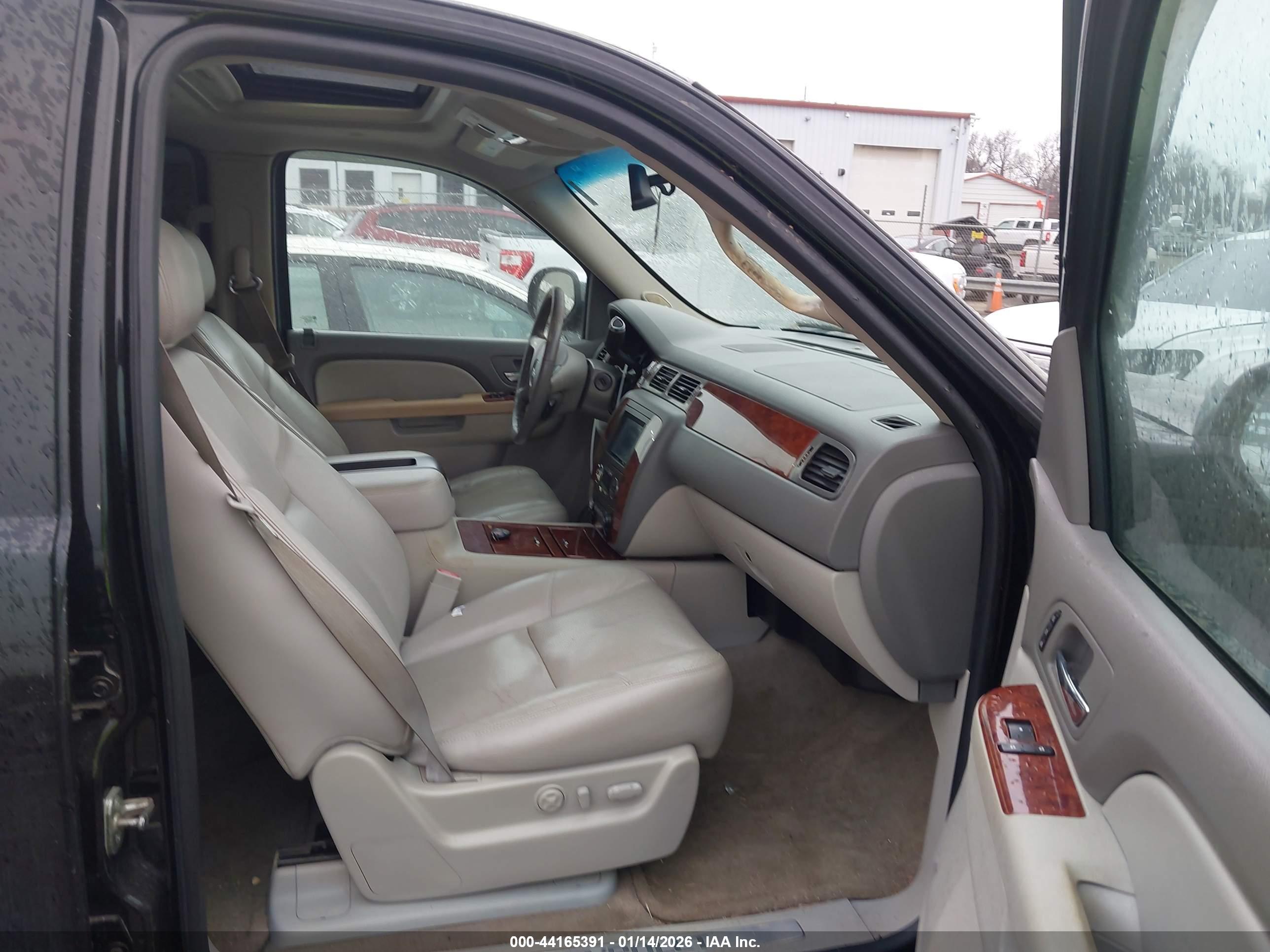 CHEVROLET SUBURBAN image 5