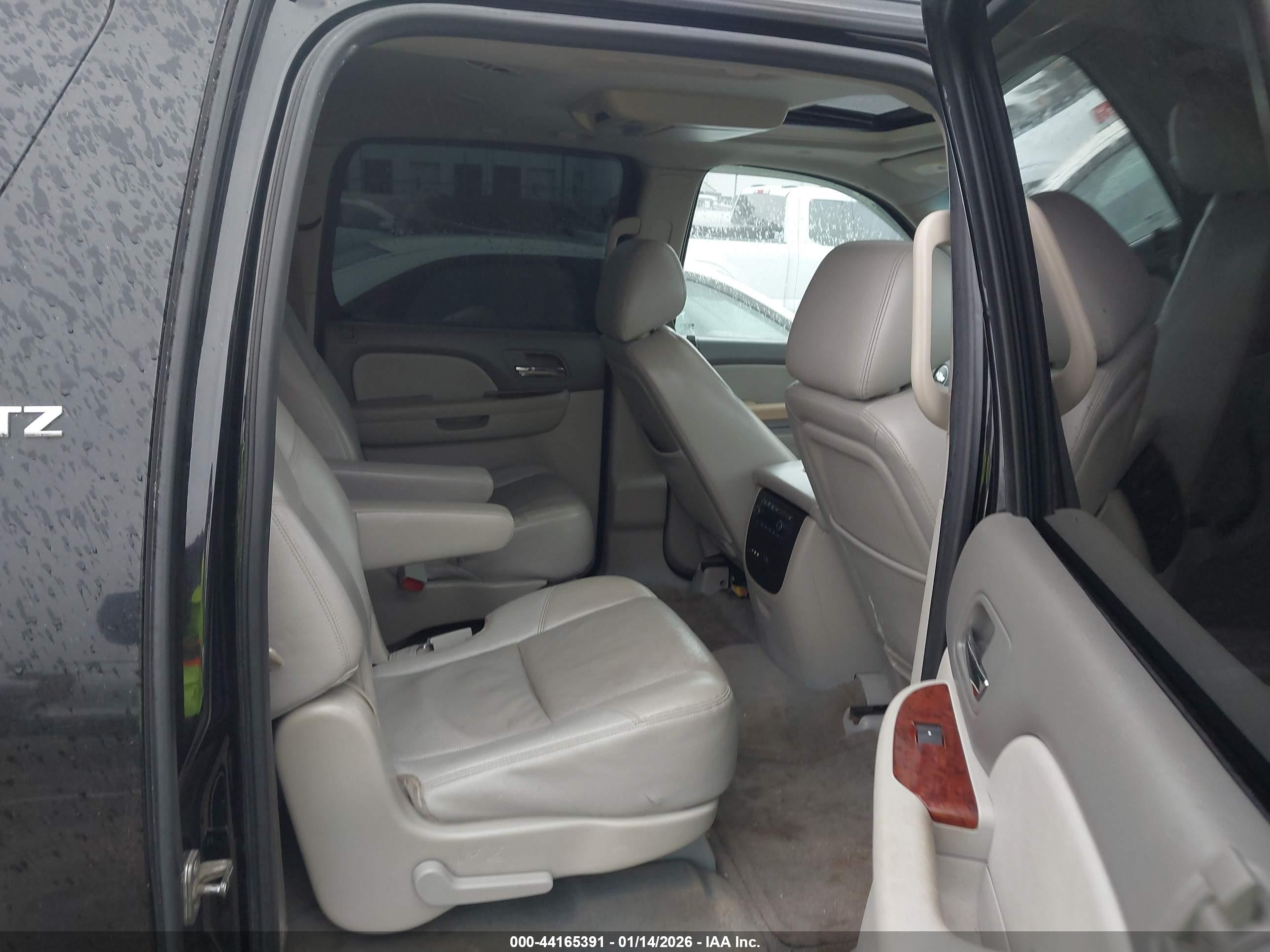 CHEVROLET SUBURBAN image 8