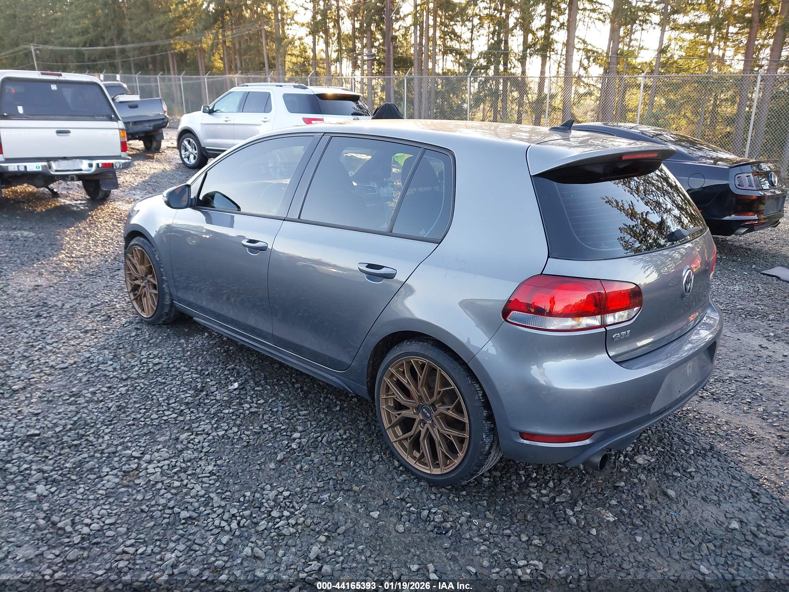 VOLKSWAGEN GTI image 3