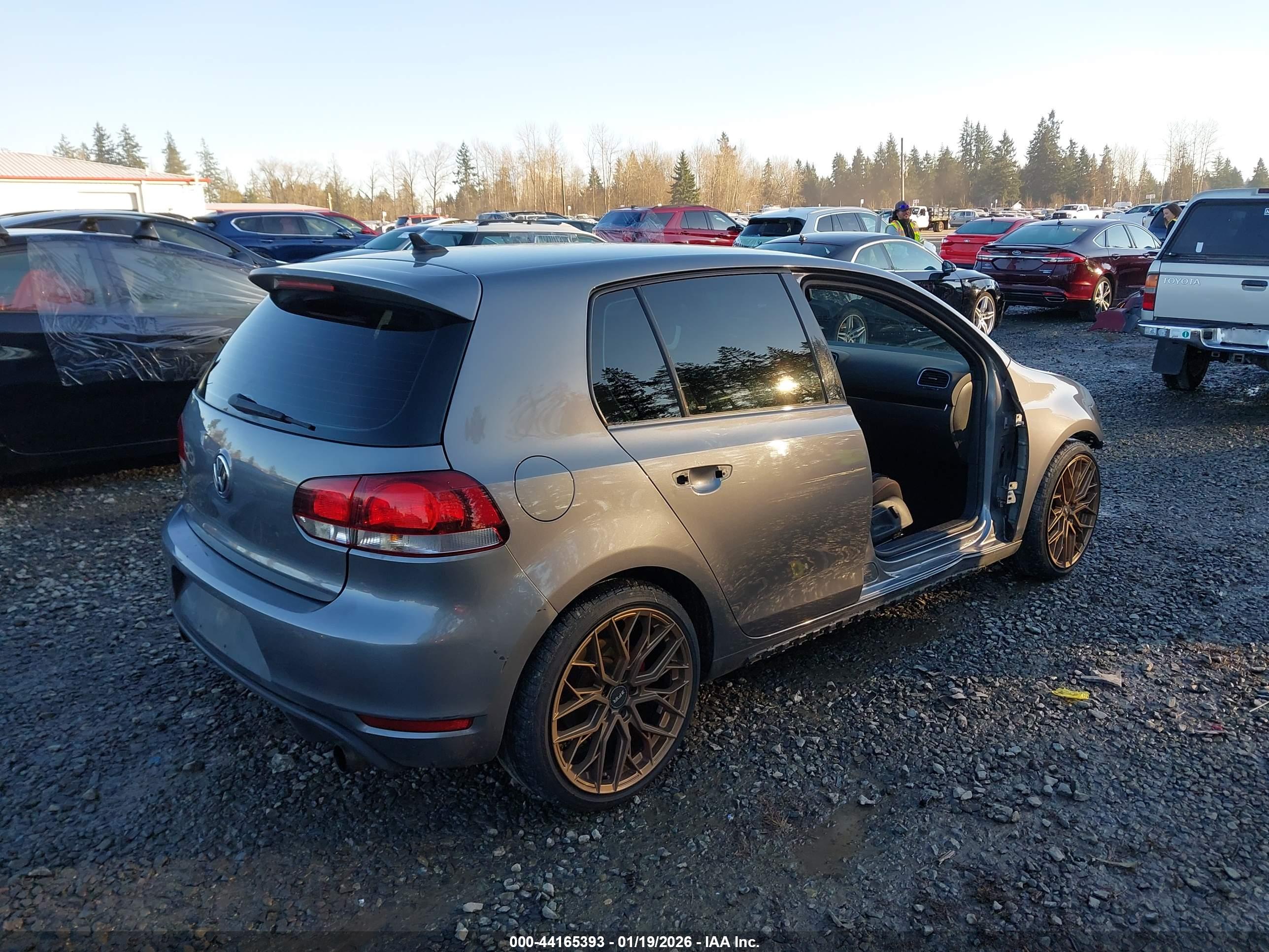 VOLKSWAGEN GTI image 4