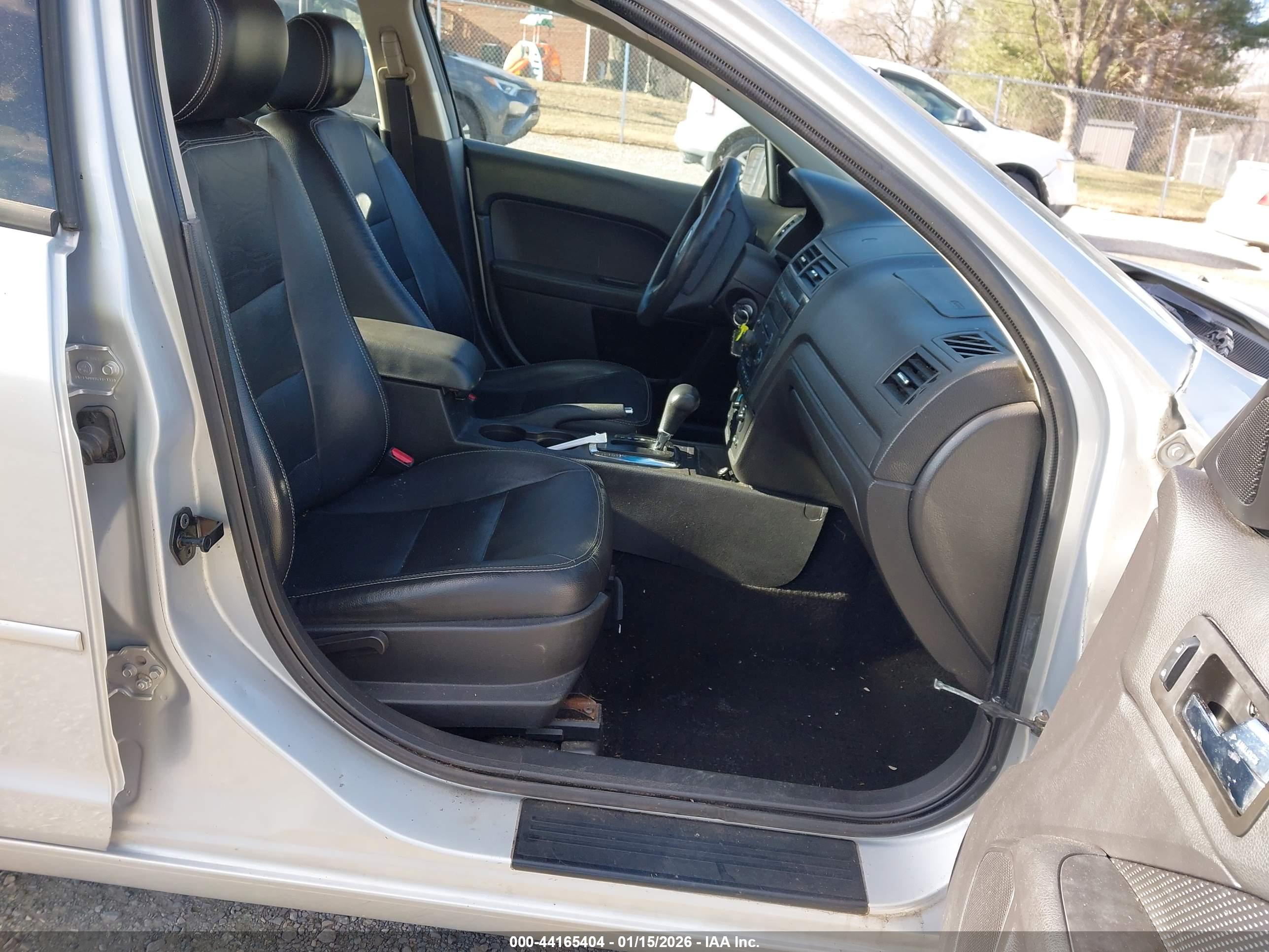 FORD FUSION image 5