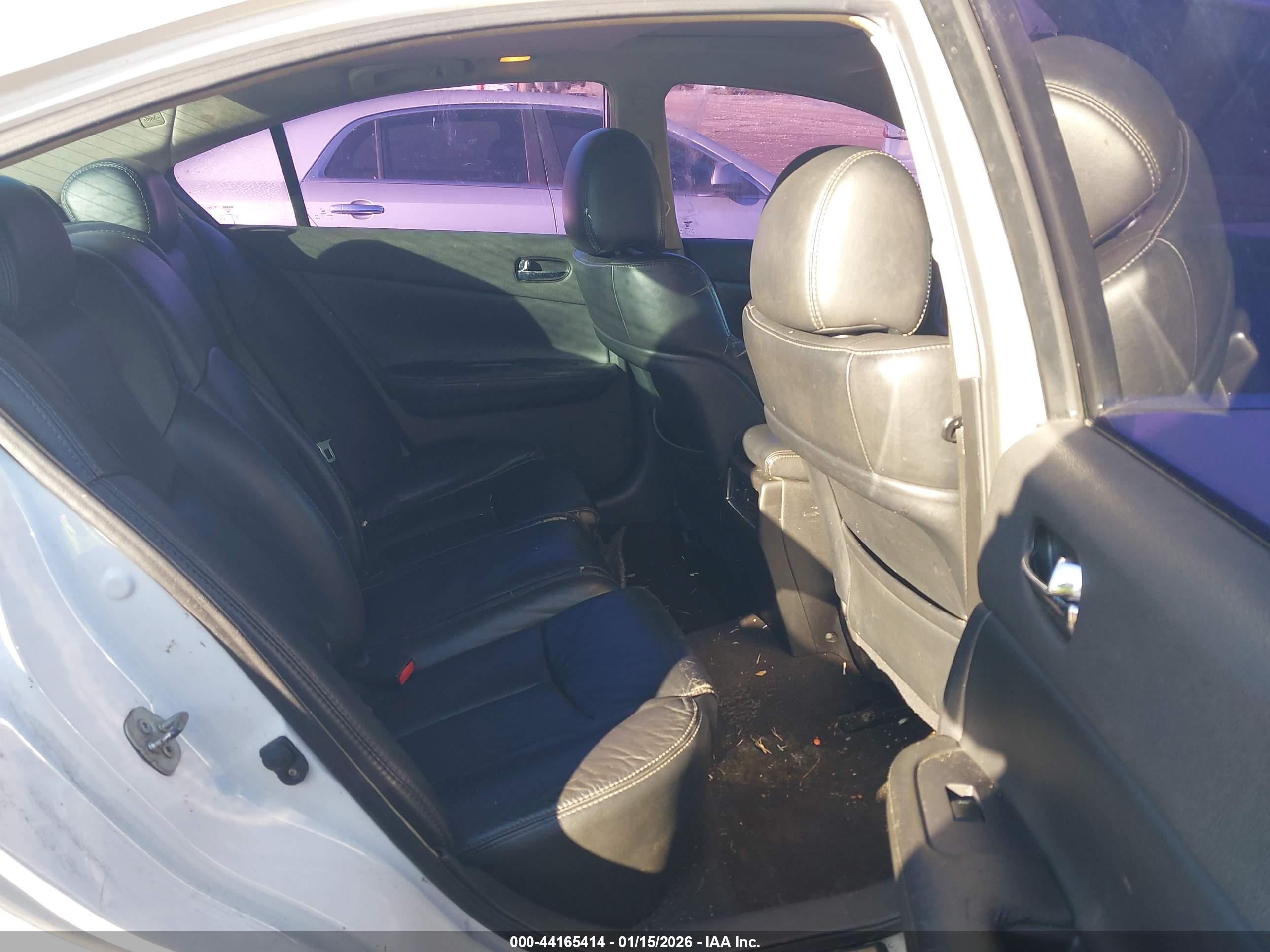 NISSAN MAXIMA image 8