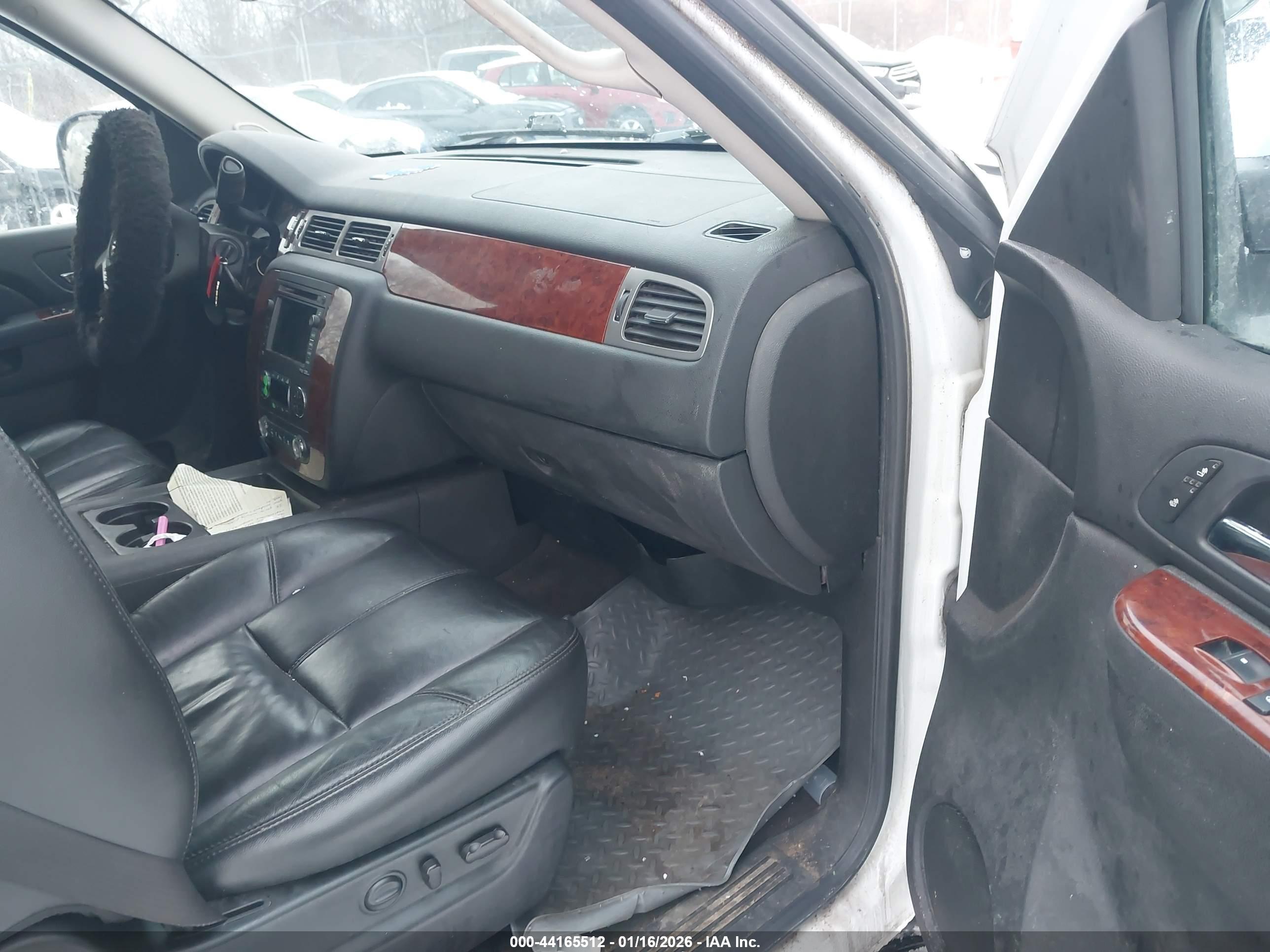 CHEVROLET SUBURBAN image 5