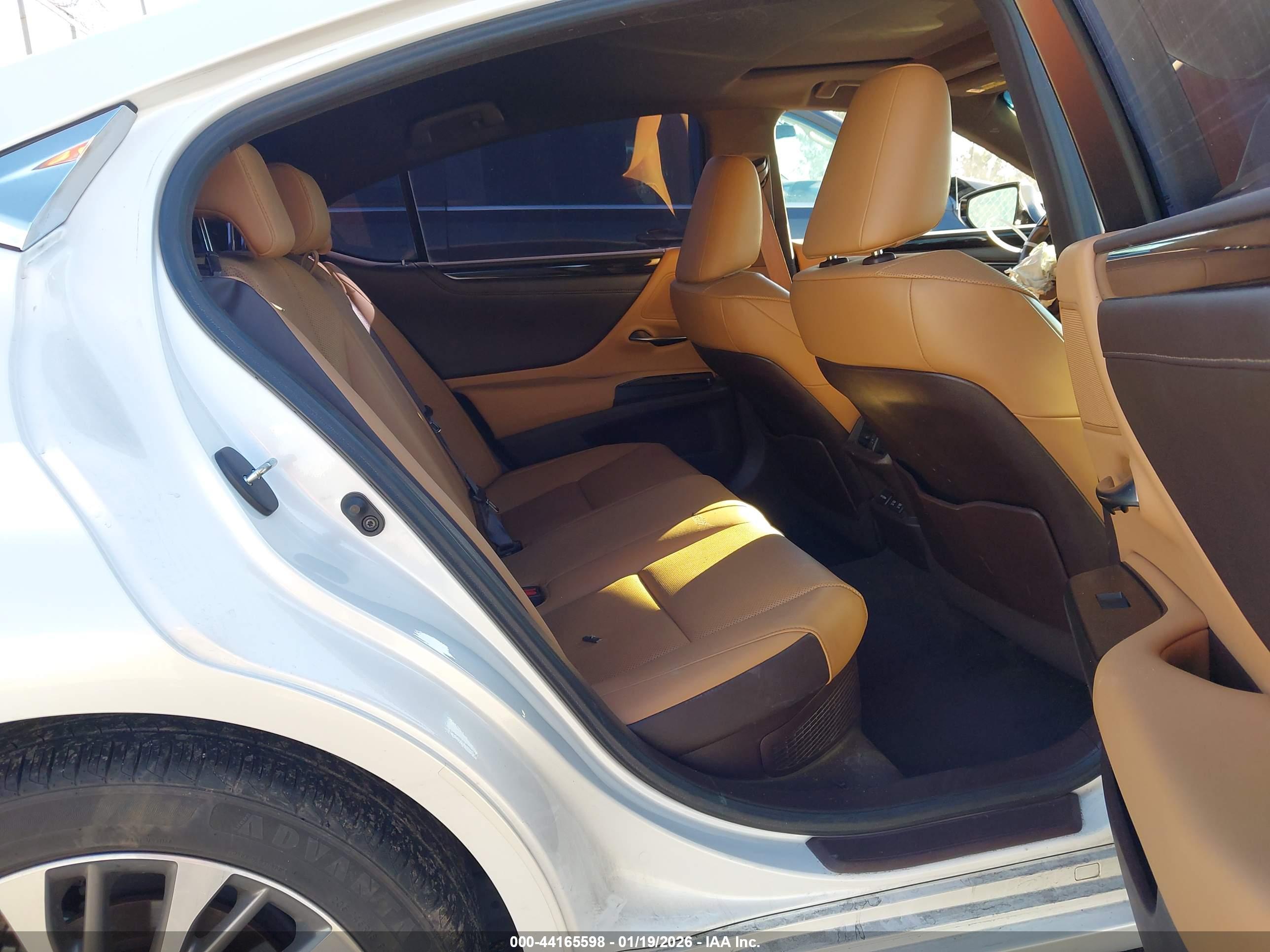LEXUS ES image 8