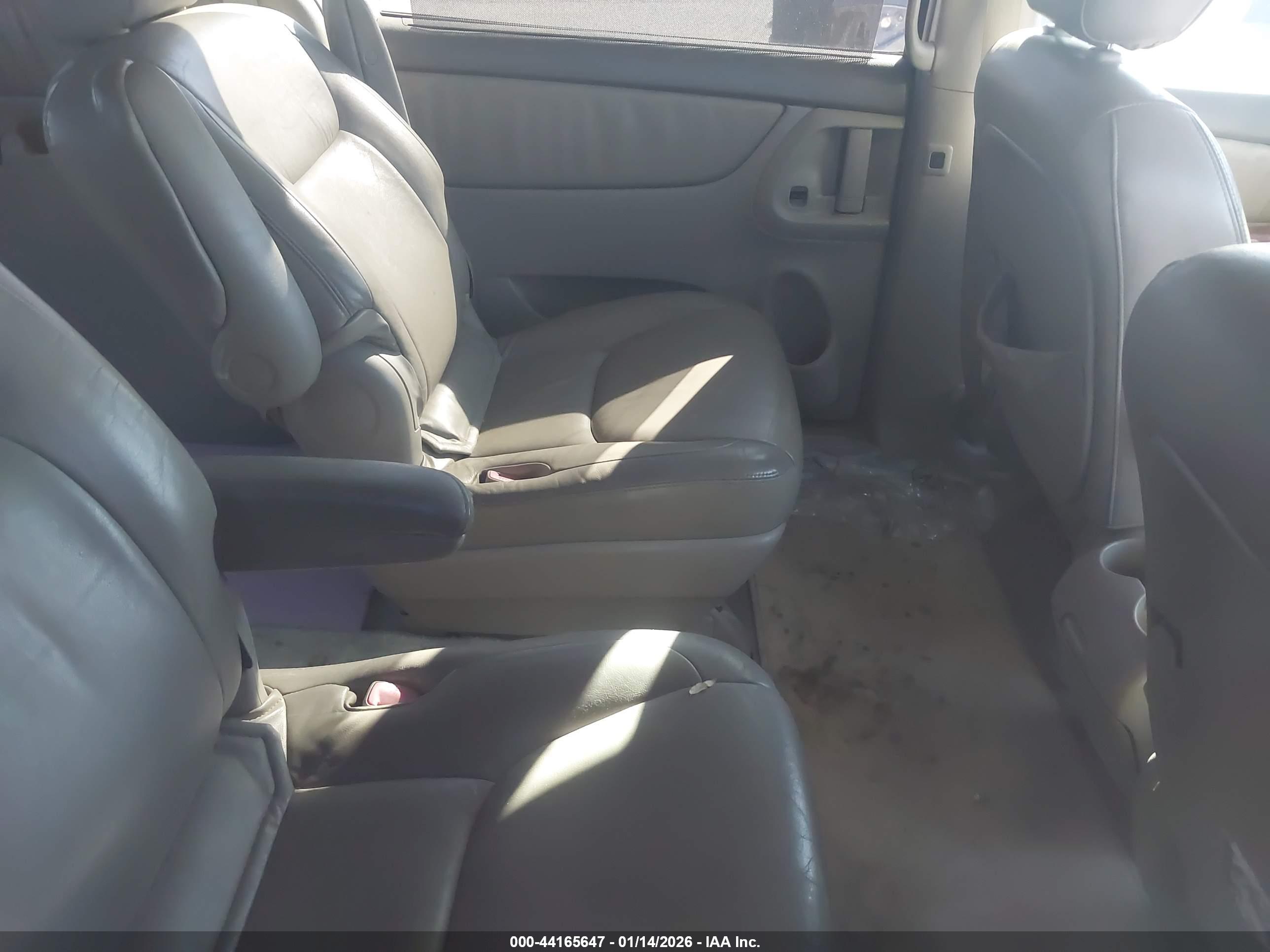TOYOTA SIENNA image 8